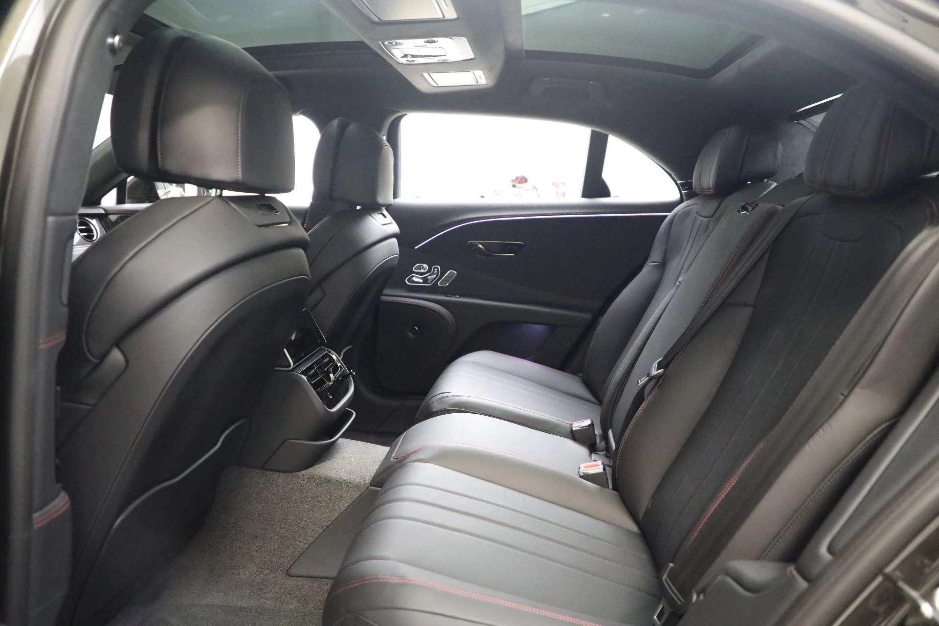 mph022_3276359190_New_2025_Bentley_Flying_Spur_Black_Edition_5bdb3b6535