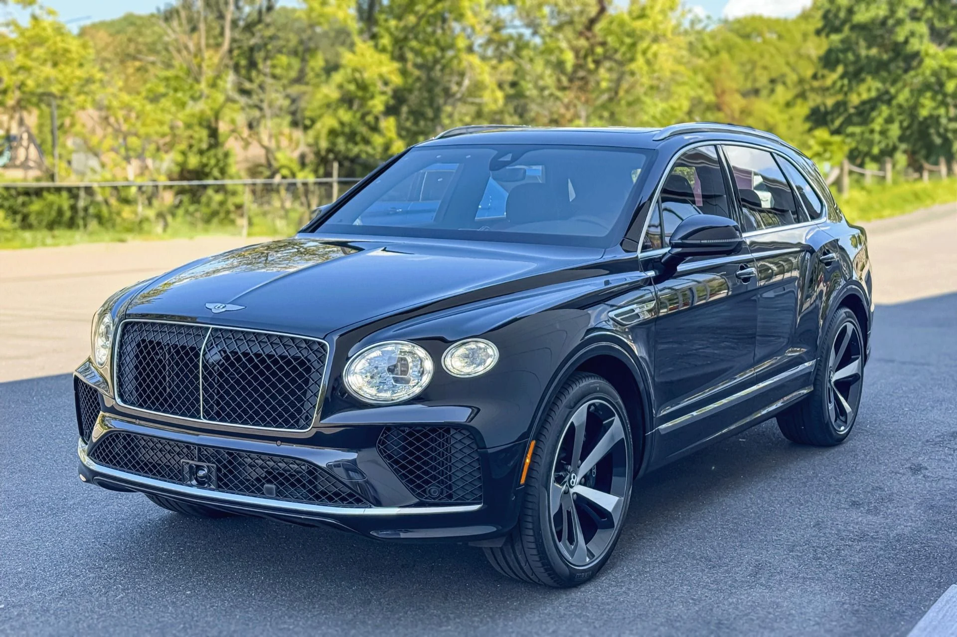 mph022_3279260651_Used_2025_Bentley_Bentayga_V8_1758544256_4e7d10cf24