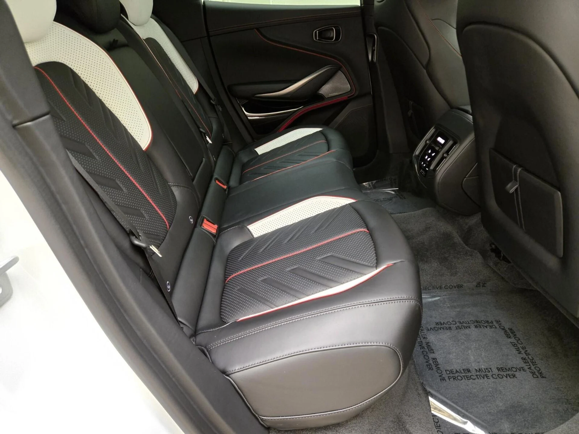 mph022_3283078442_New_2026_Aston_Martin_DBX_1767248317_84cddc2849