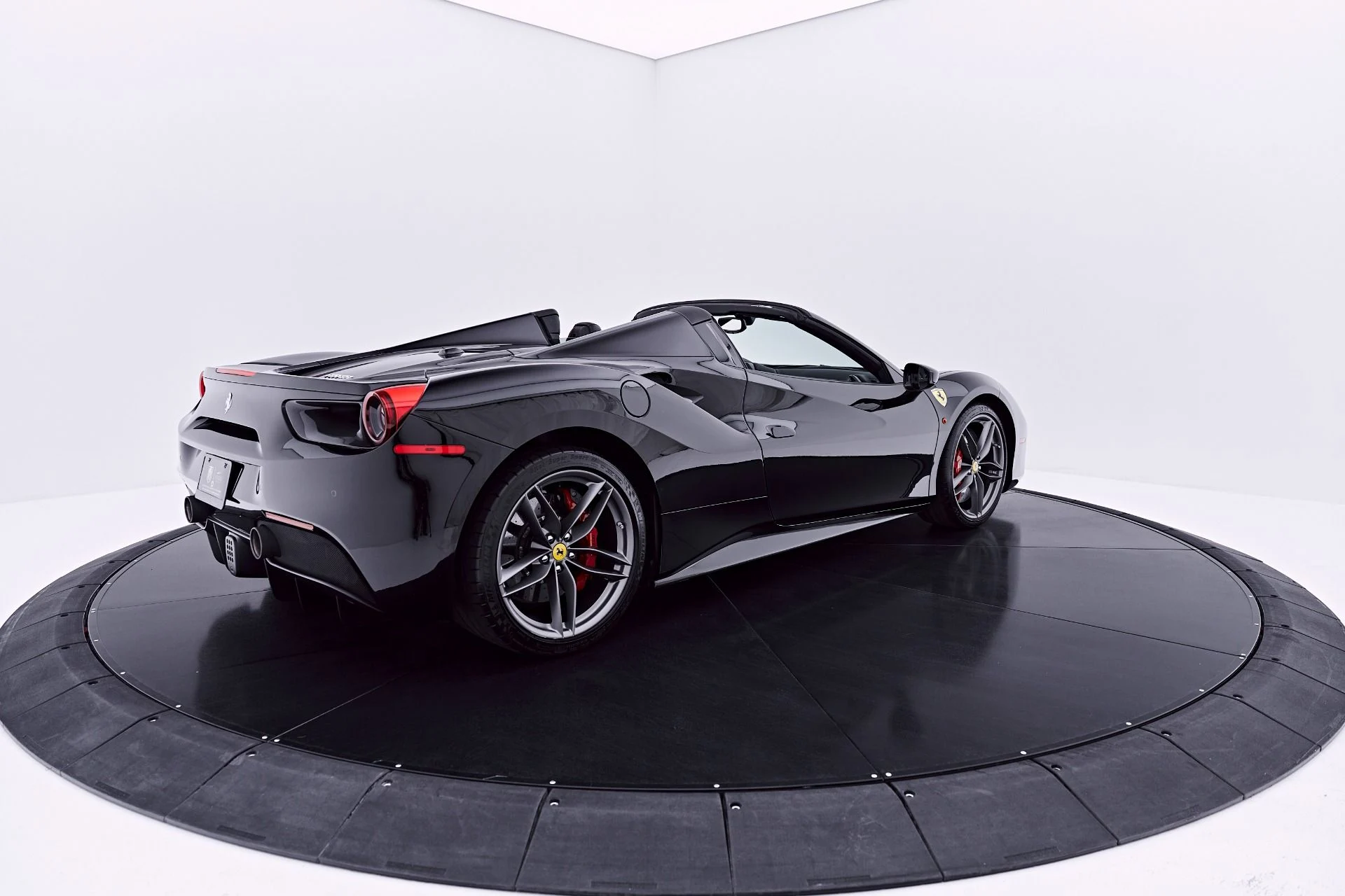 mph022_328885600_Used_2018_Ferrari_488_Spider_Base_1782759824_f4010f8c5f