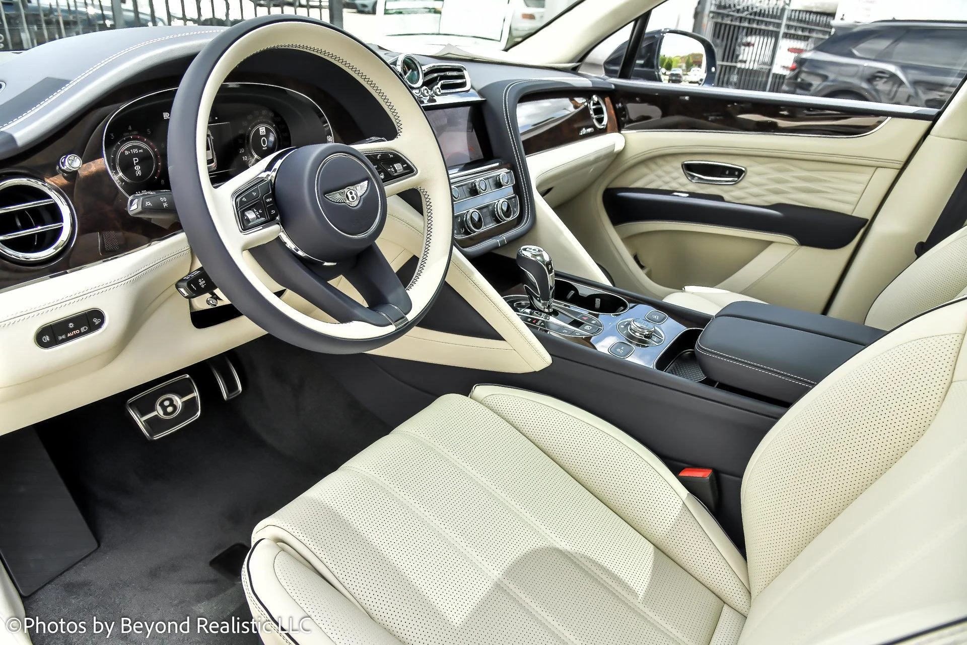 mph022_3306089249_Used_2024_Bentley_Bentayga_Azure_1760342153_3906a3efd4