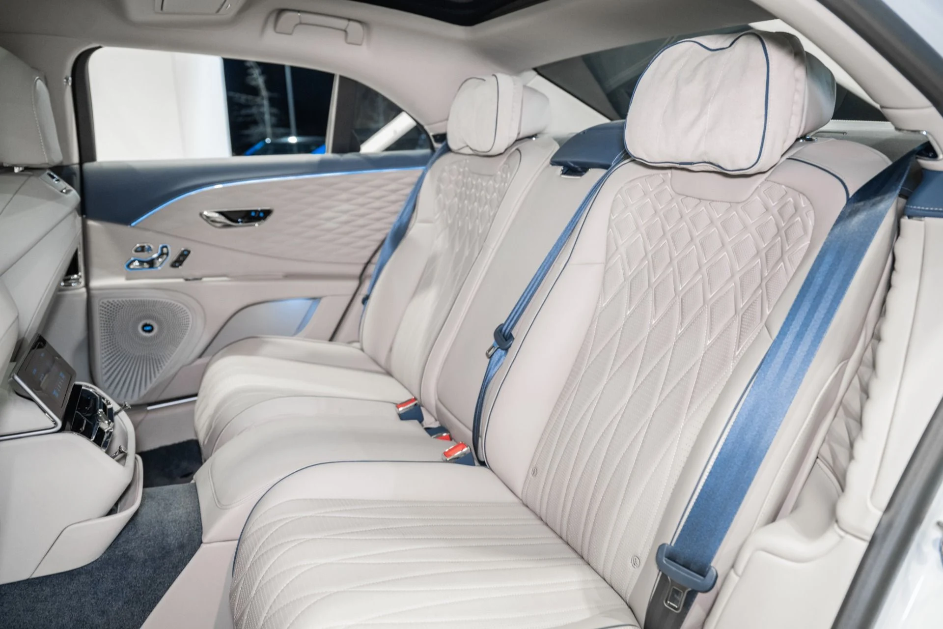 mph022_3310776249_Used_2023_Bentley_Flying_Spur_1772469545_6459401aa9