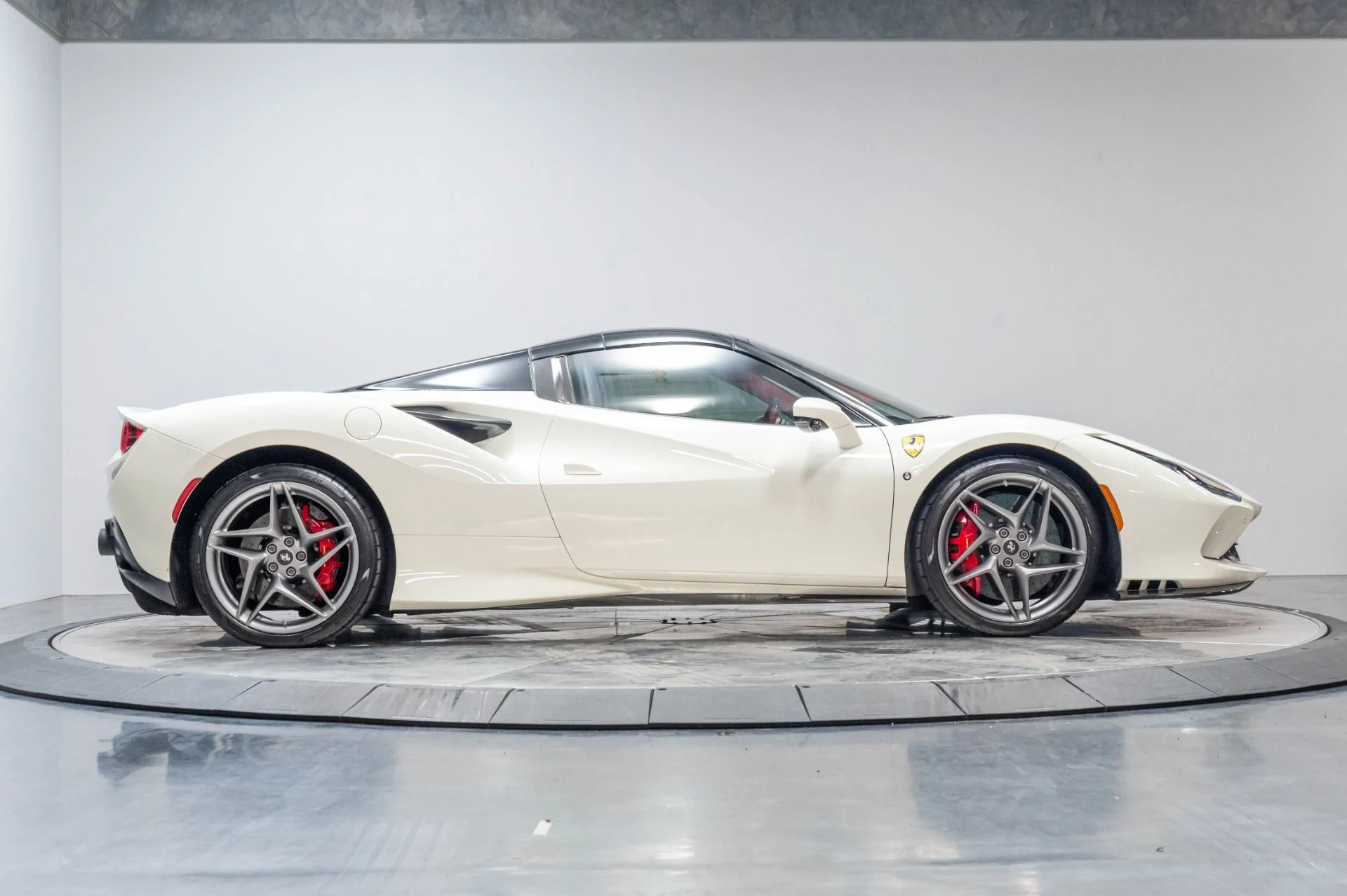 mph022_3316090911_Used_2021_Ferrari_F8_Spider_Base_1786140447_390aeb7bd4