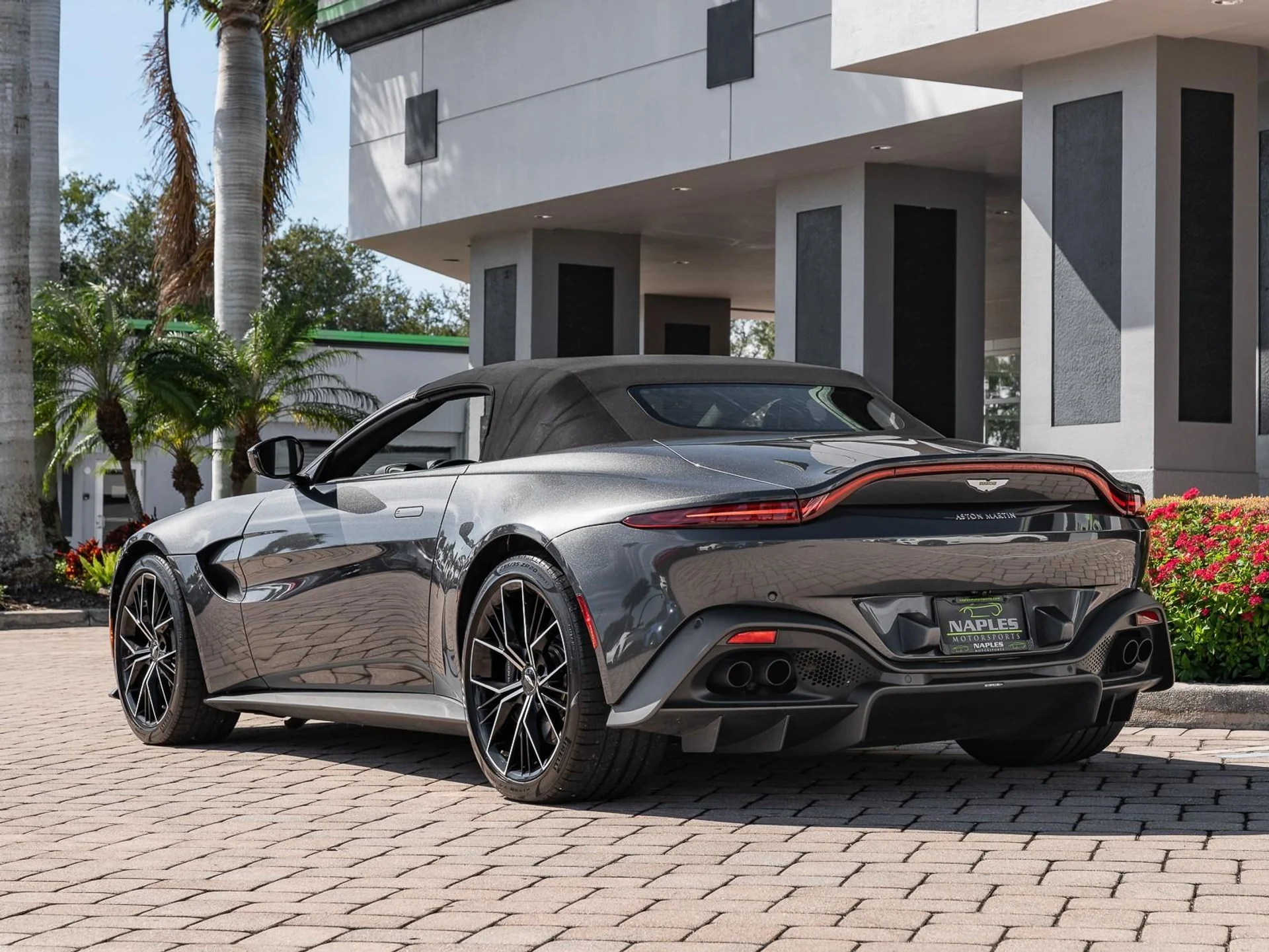 mph022_3325272620_Used_2021_Aston_Martin_Vantage_1763409962_314fe7bcf8