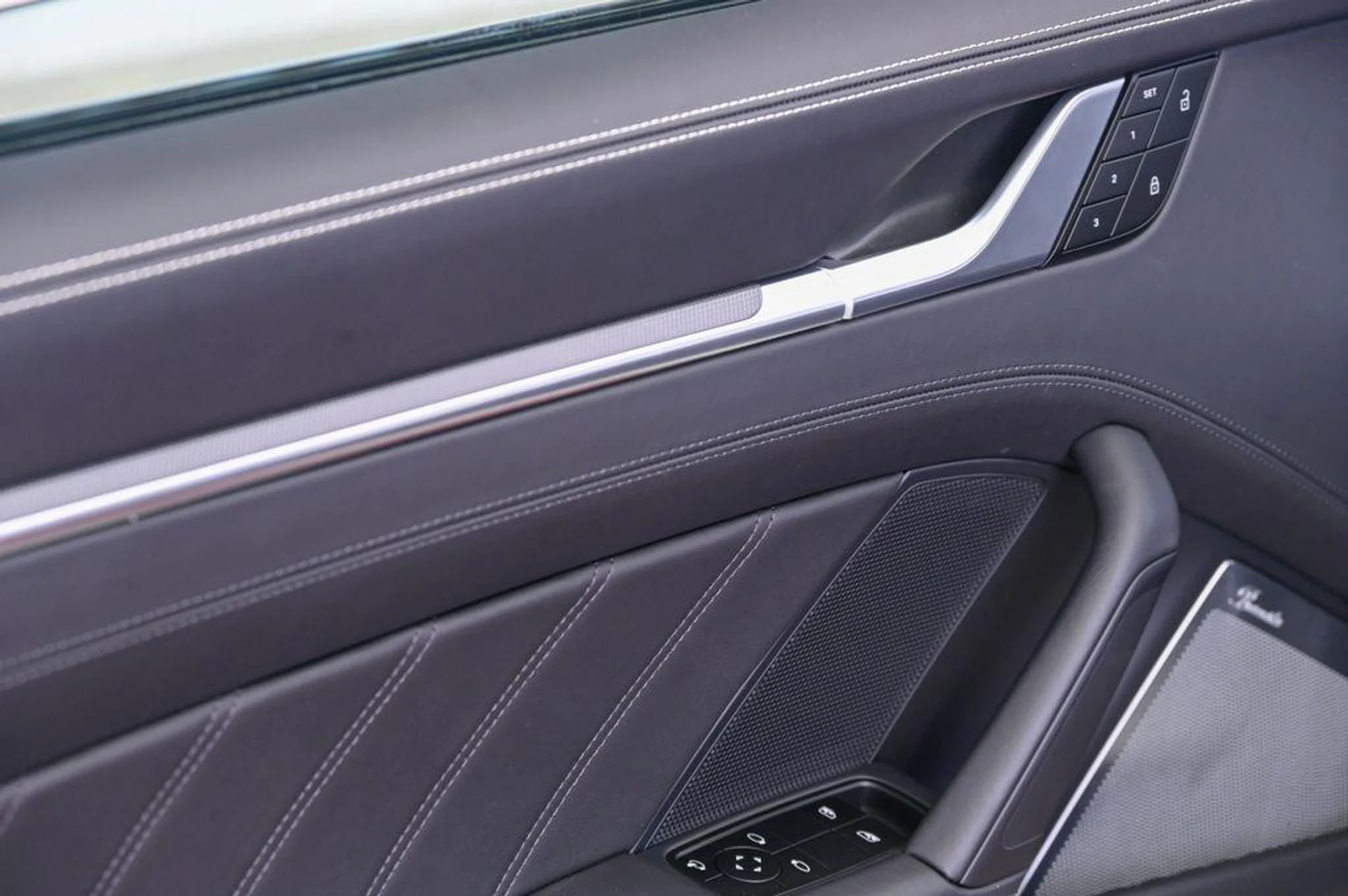 mph022_3327863614_h_Ugwy25gm_Ai_Vzt_Tkr2_Cl0bwja_0_1d97fa28f4