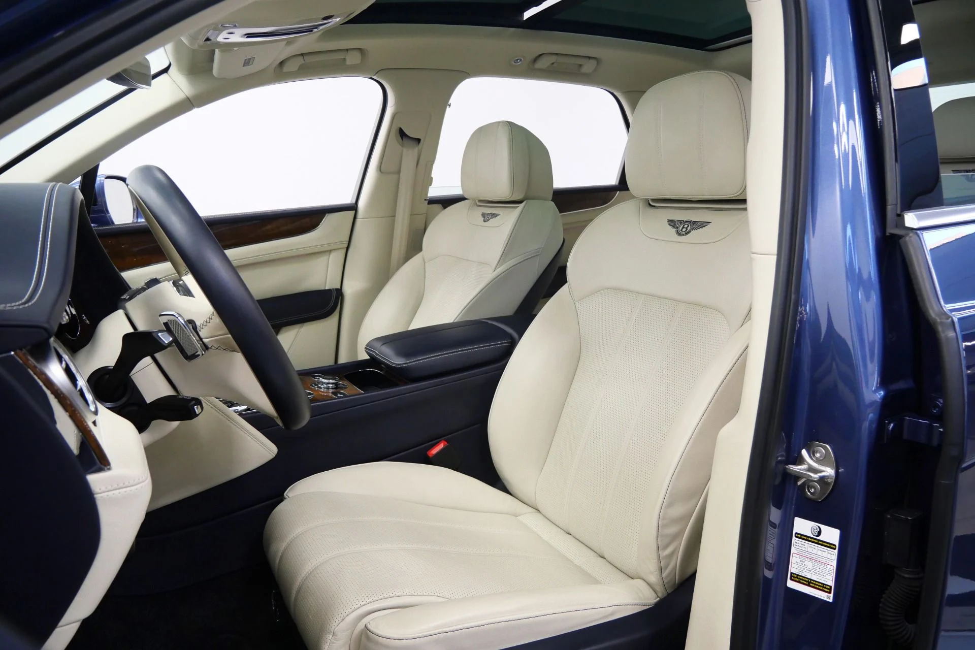 mph022_3336182532_Used_2018_Bentley_Bentayga_Onyx_Edition_W12_Touring_Specification_Front_Seat_Comfort_Specification_1772647427_ea729bf990