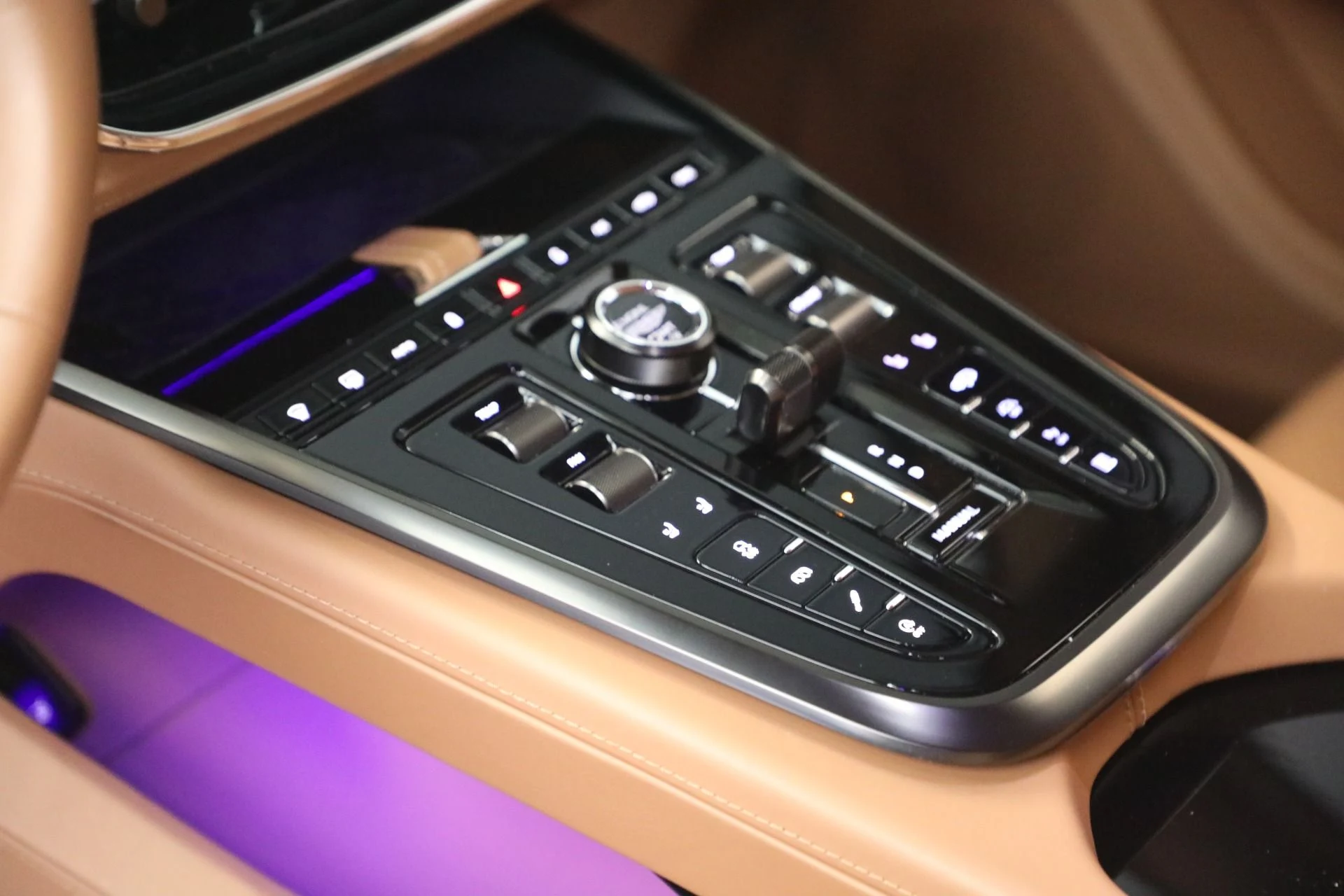 mph022_3342938676_Used_2025_Aston_Martin_DBX_707_1777035536_de1720d0b0