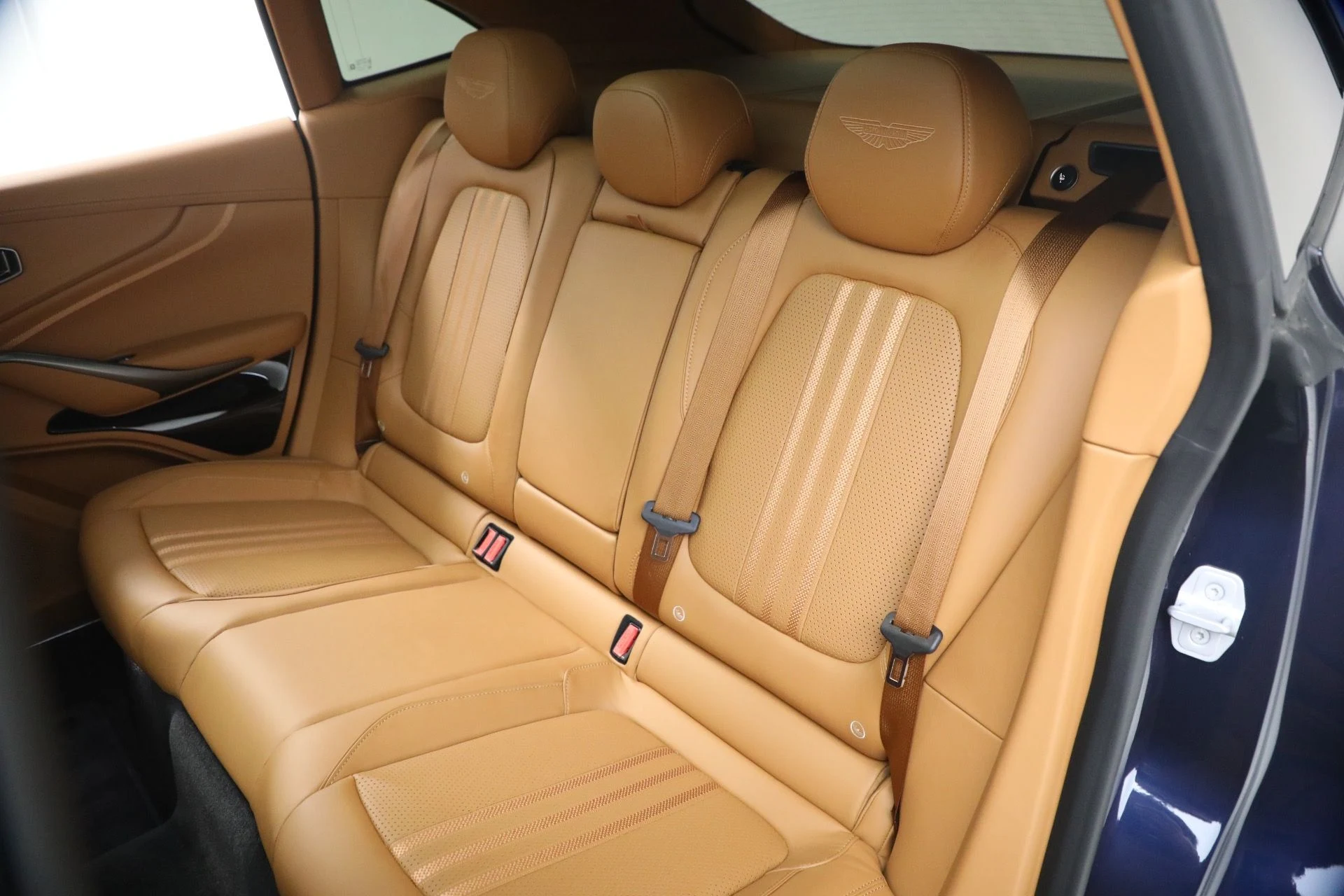 mph022_3343471513_Used_2026_Aston_Martin_DBX_707_1780937341_9a3f602dcf