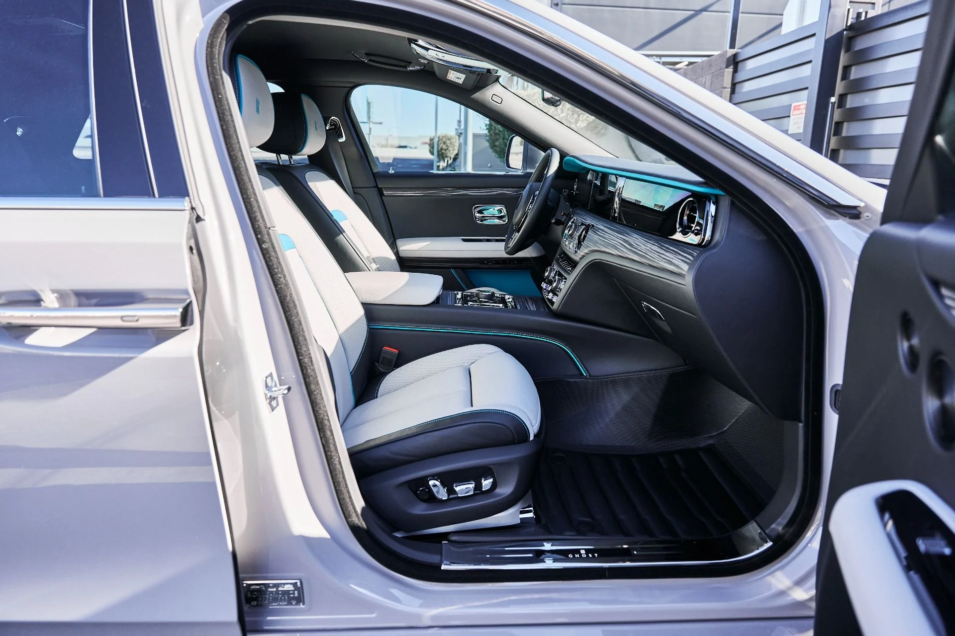 mph022_3370564733_Used_2025_Rolls_Royce_Ghost_Base_1780623264_da18b10b1d