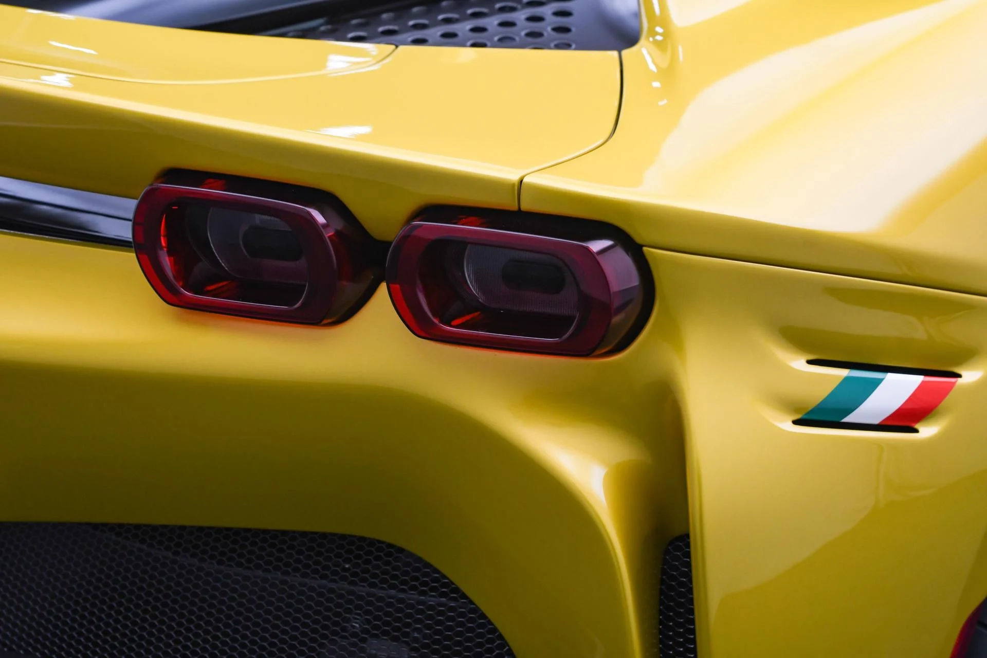 mph022_3374502069_Used_2022_Ferrari_SF_90_Spider_1755677238_ef1d73fc0d