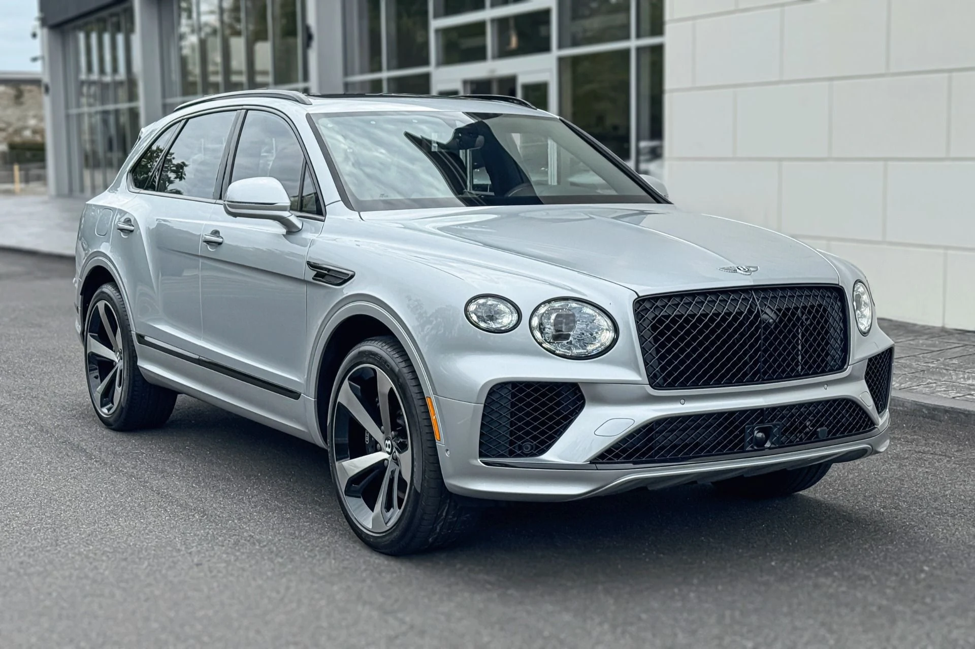 mph022_3387062556_New_2025_Bentley_Bentayga_V8_1757940189_40adfa9b30