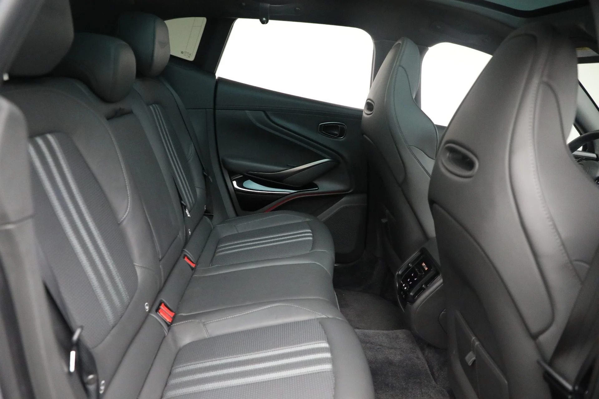 mph022_339534664_New_2025_Aston_Martin_DBX_707_1762018439_cc760eeda7