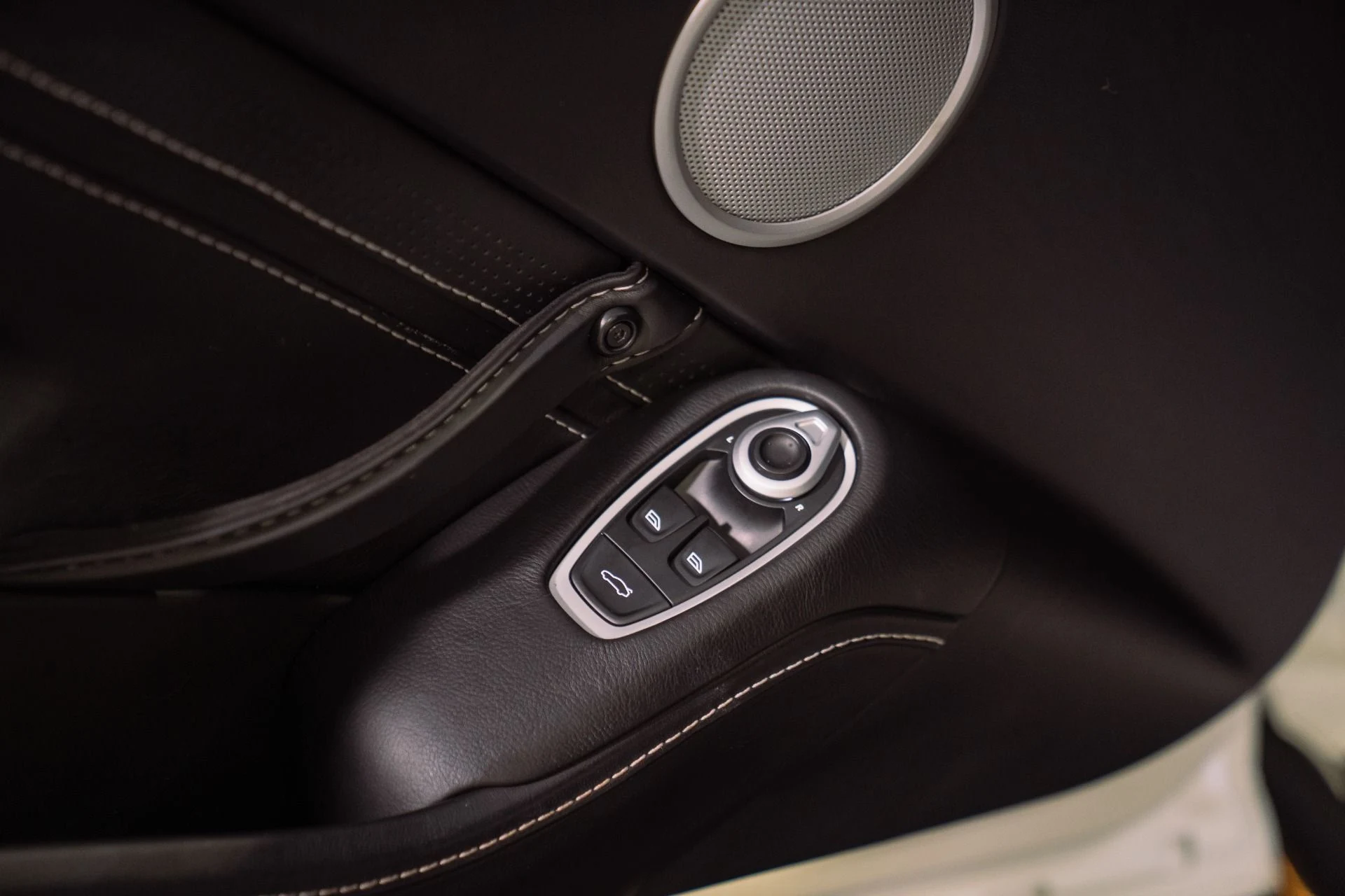 mph022_3420866655_Used_2019_Aston_Martin_Vantage_1792797785_9cd1a8c02f