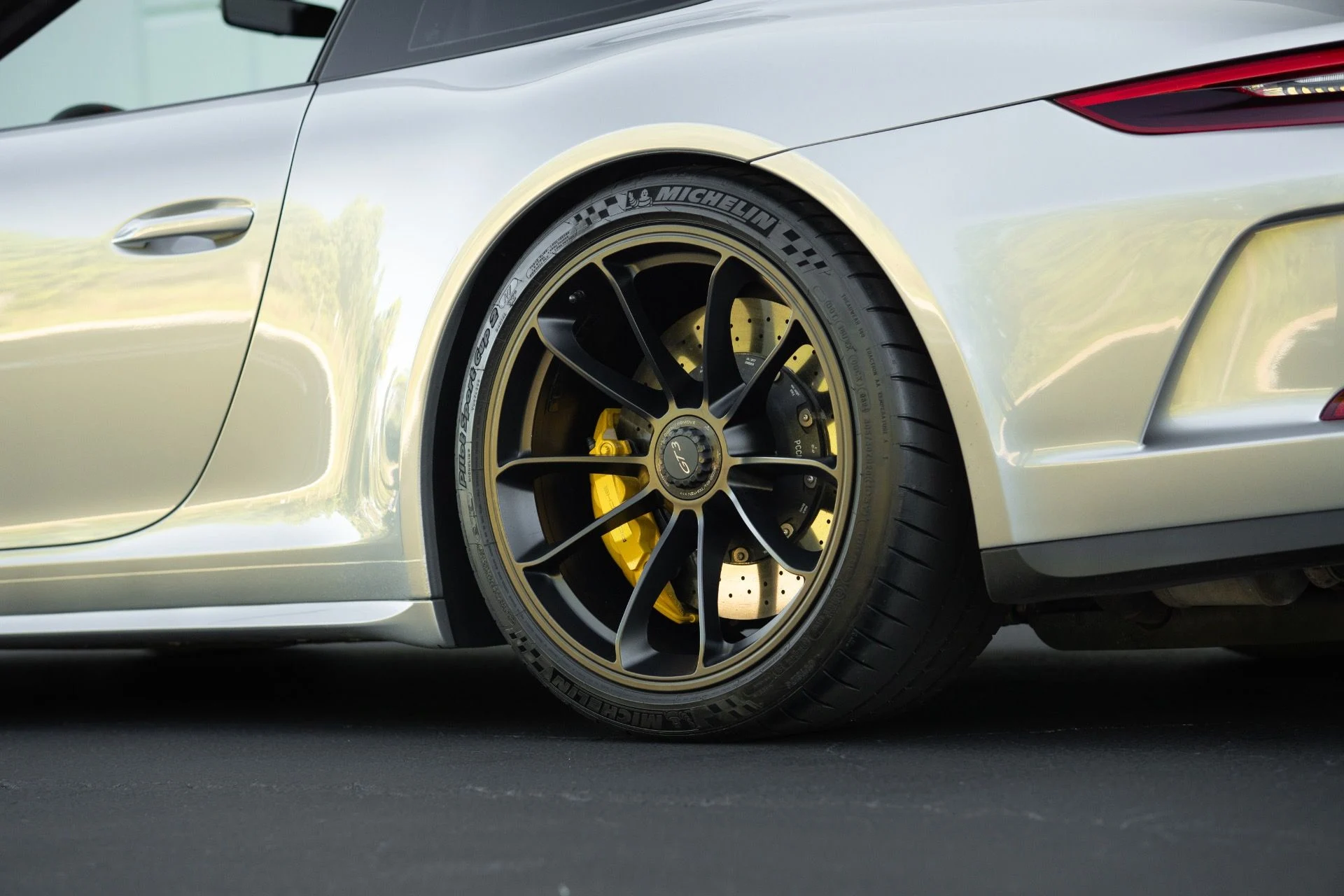 mph022_3430358159_Used_2018_Porsche_911_GT_3_1761946041_496d00cfb4