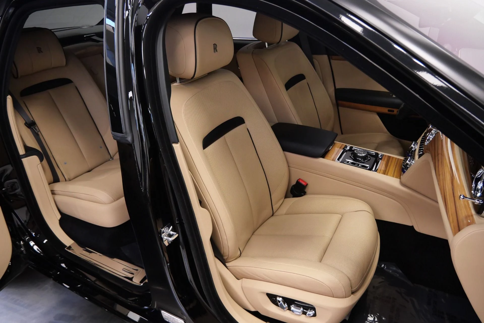 mph022_3431960628_Used_2022_Rolls_Royce_Ghost_1773936260_d7d2860f9e