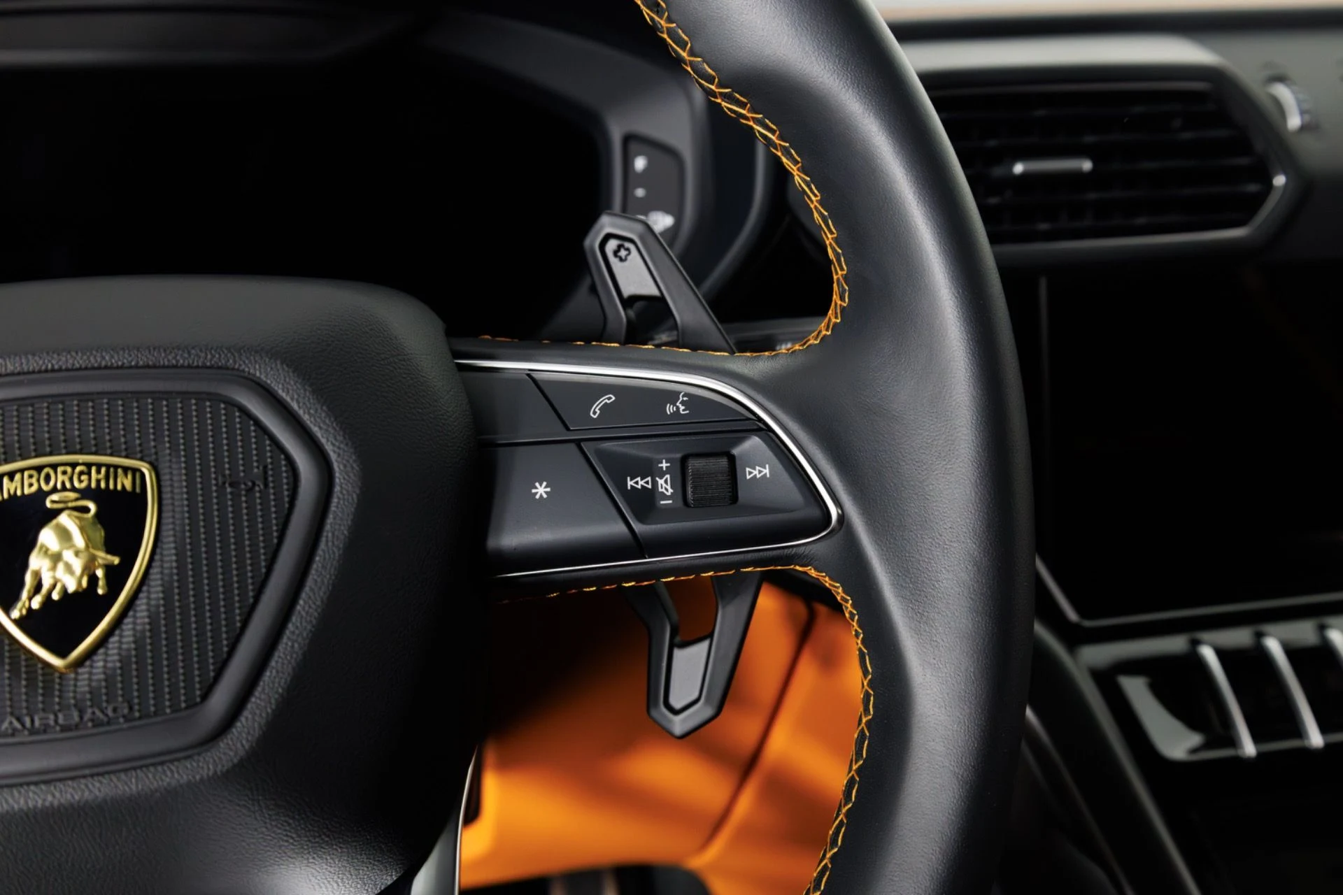 mph022_3483349598_Used_2024_Lamborghini_Urus_S_1775674860_b10c961b9f