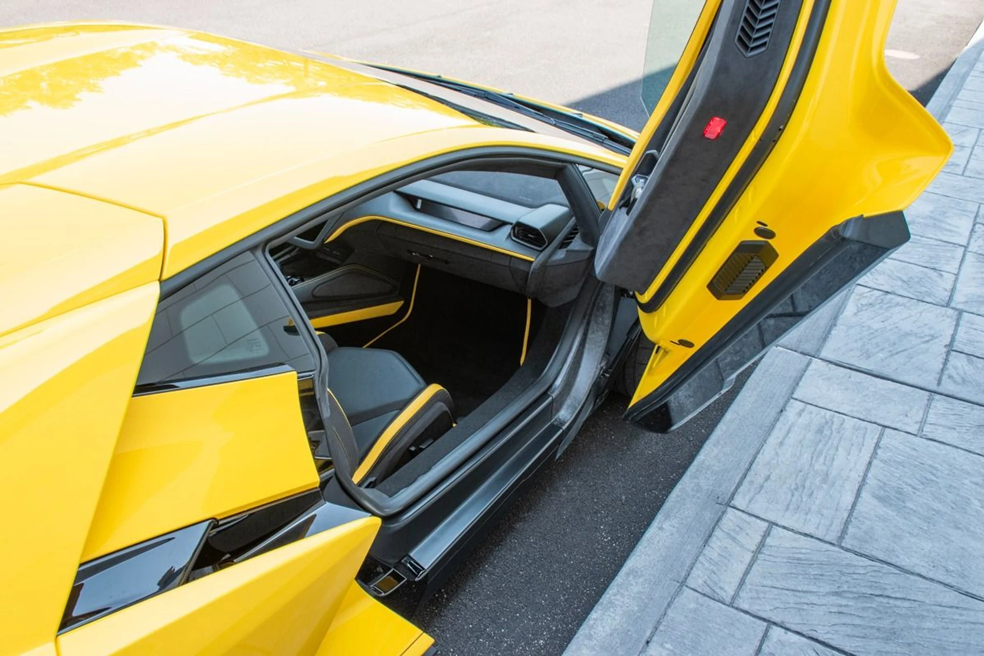 mph022_3503594085_Used_2024_Lamborghini_Revuelto_1740383899_bd000b5080