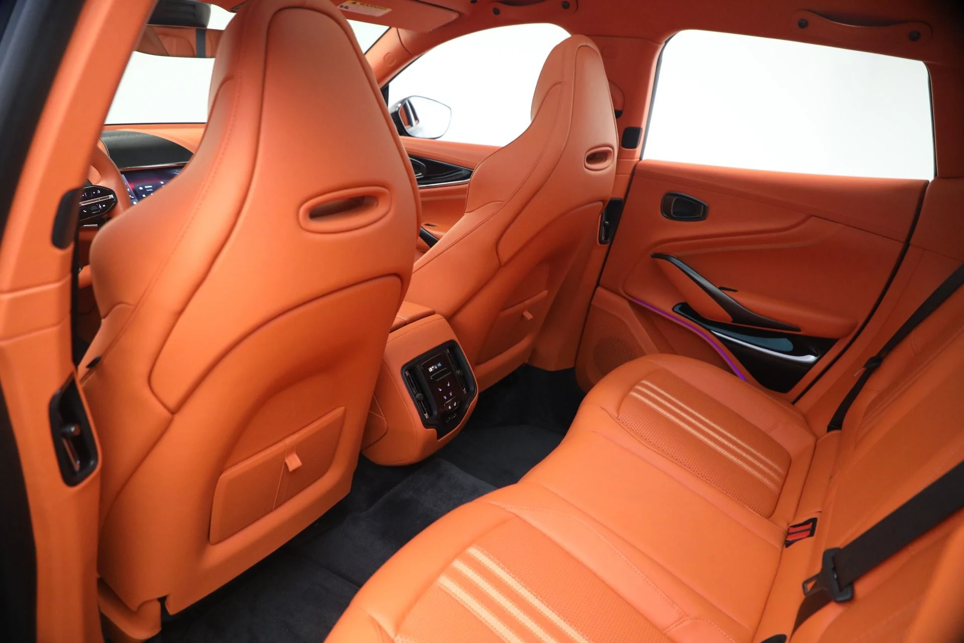 mph022_3534922374_Used_2025_Aston_Martin_DBX_707_1788625031_31d8eedef8
