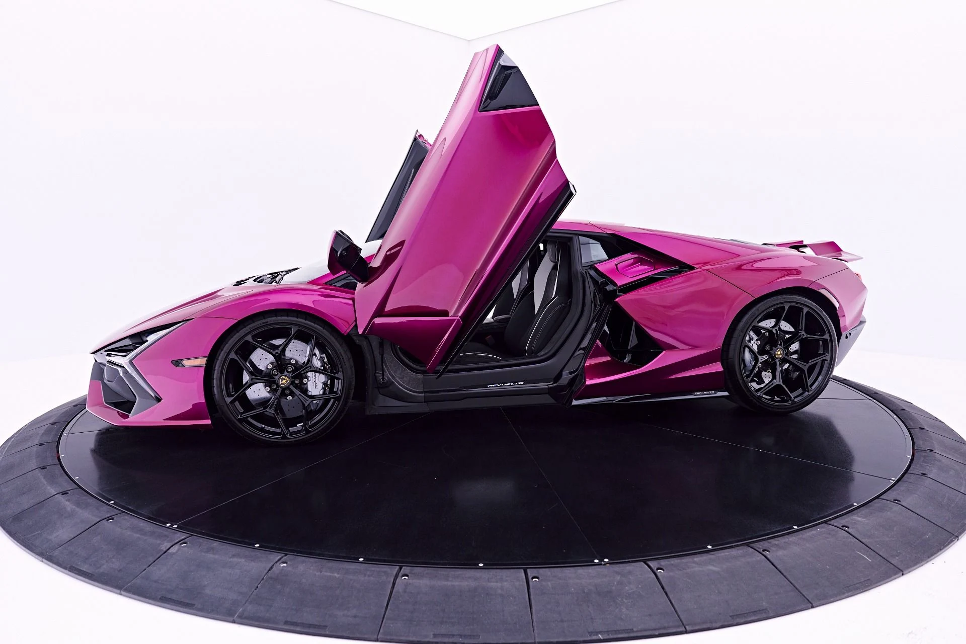 mph022_3582148699_Used_2025_Lamborghini_Revuelto_Base_1782965011_096878c693