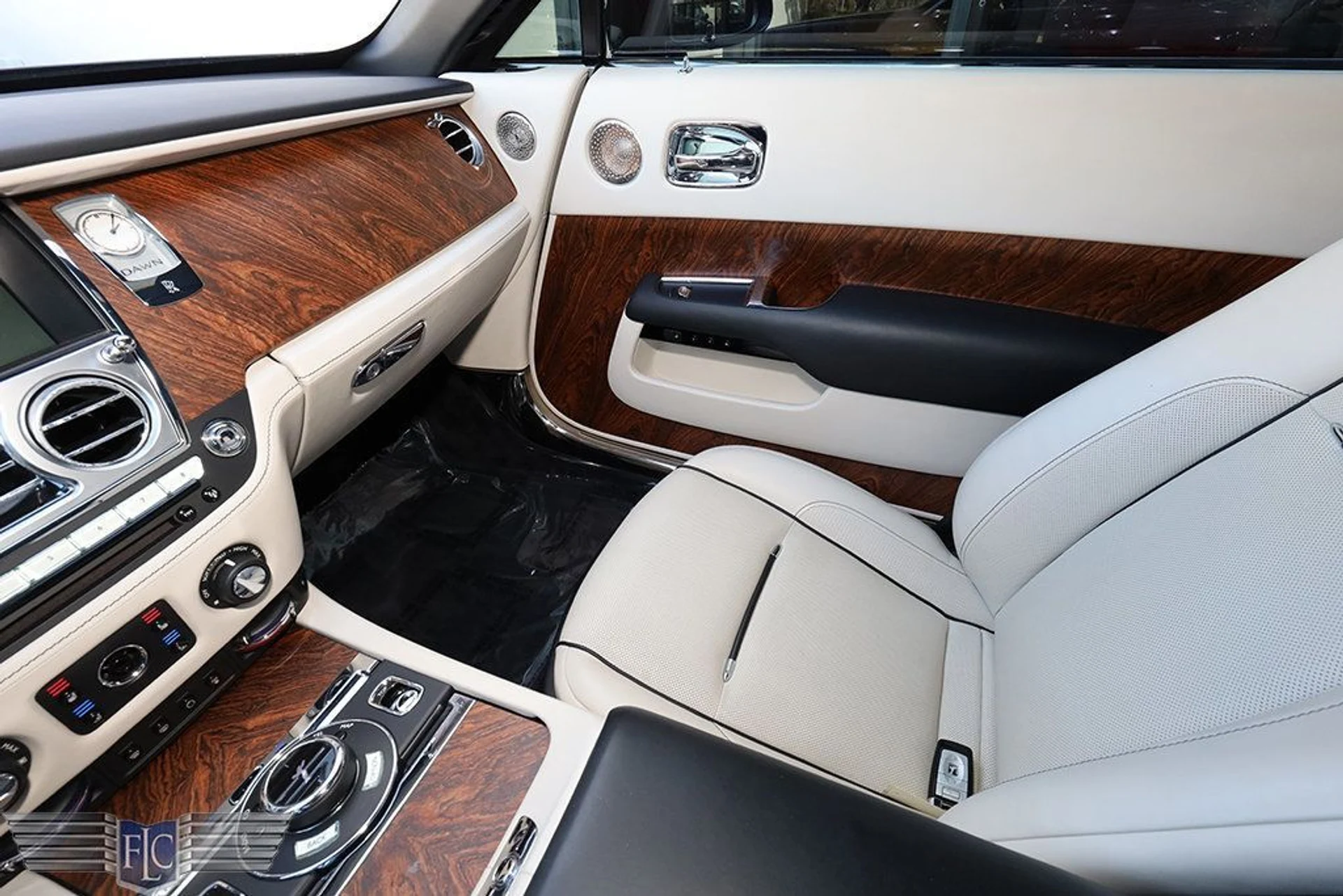 mph022_3585041628_used_2017_rolls_royce_dawn_convertible_6305_22967978_23_1024_64d977c135