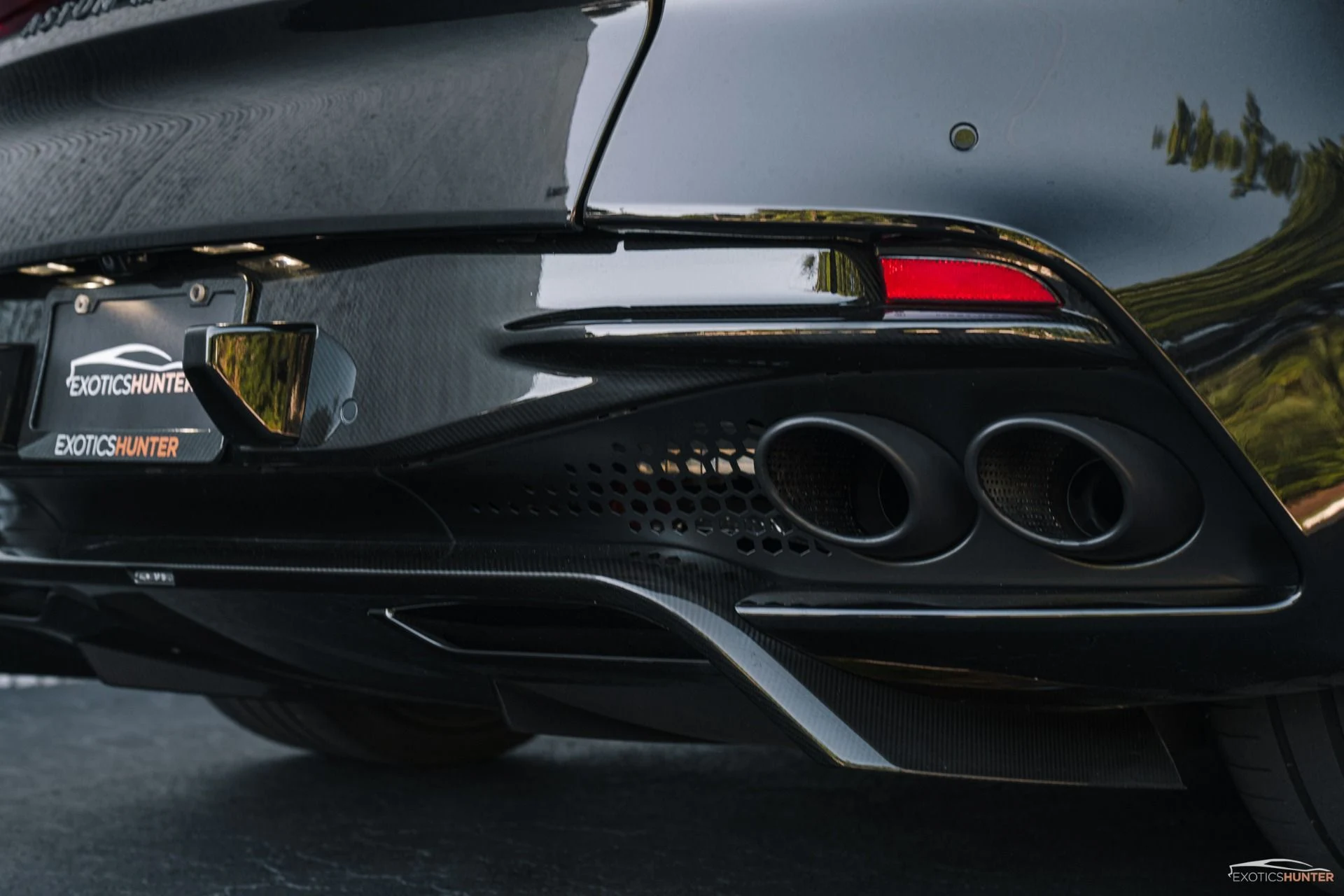 mph022_3601473293_Used_2019_Aston_Martin_DBS_Superleggera_w_Forged_Emblems_Carbon_Body_Pack_Carbon_Roof_1777573250_0f52504784