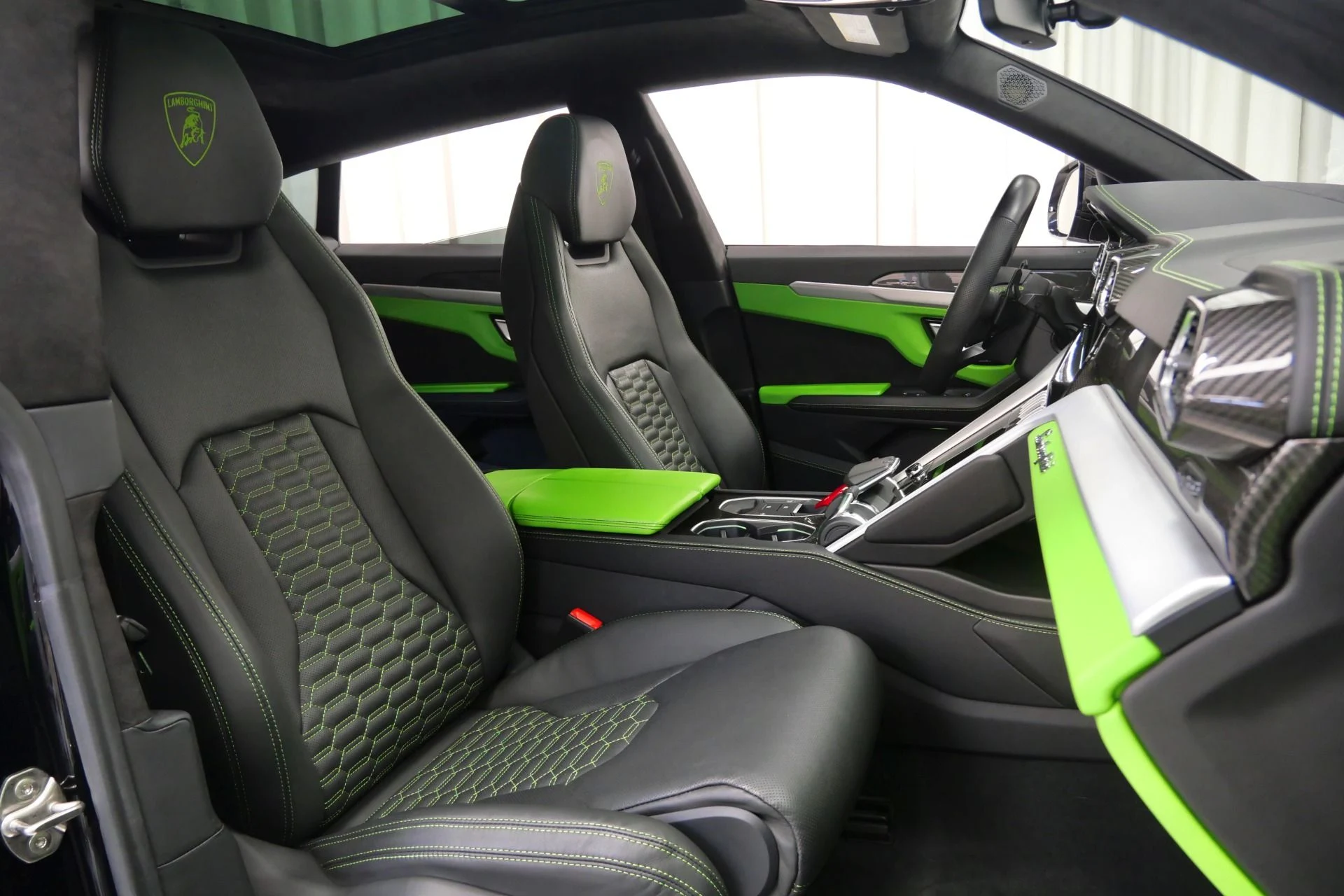mph022_3621776208_Used_2022_Lamborghini_Urus_1761576878_3e220f3c4f