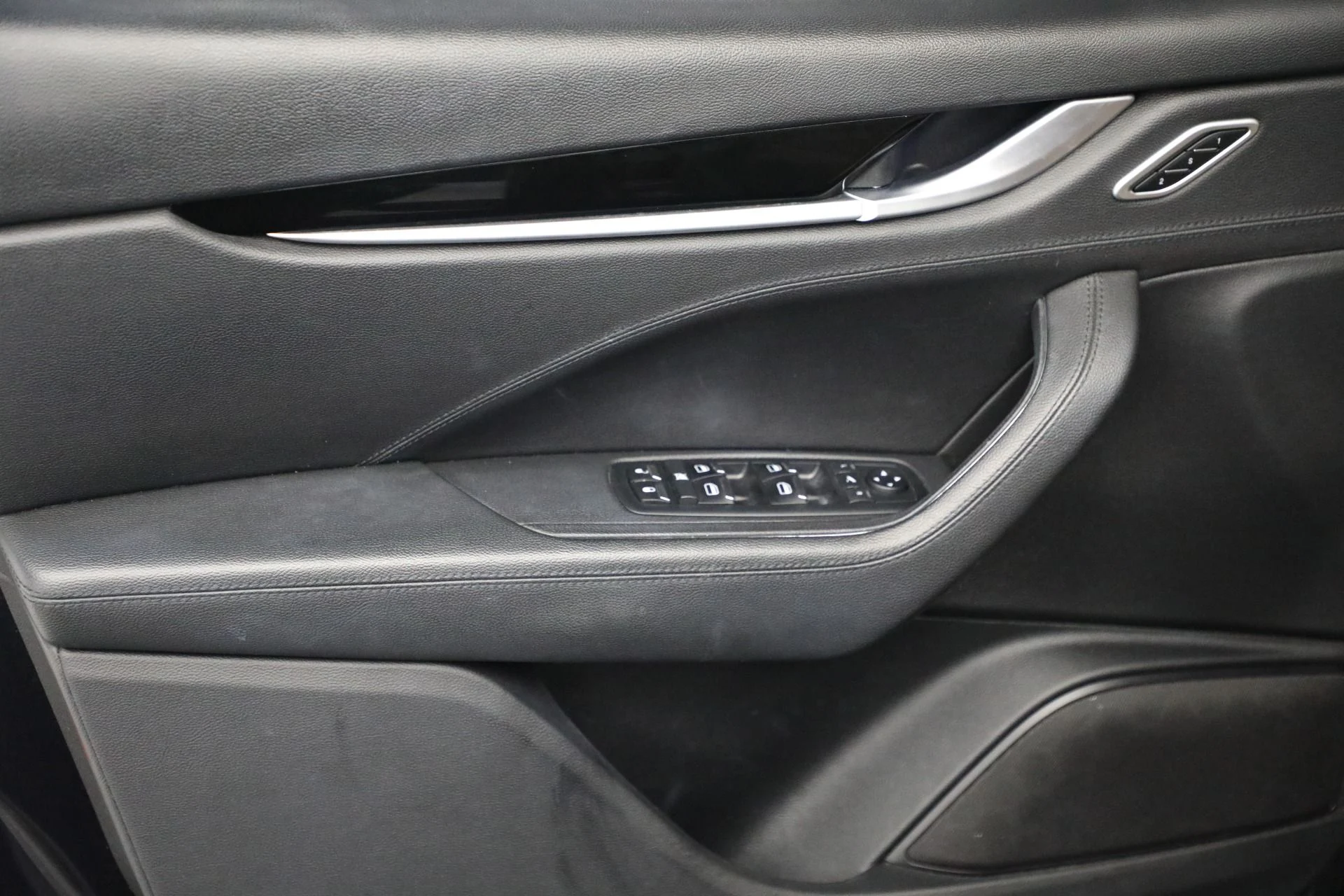 mph022_3631913047_Used_2019_Maserati_Levante_1763071806_16d03c53e6