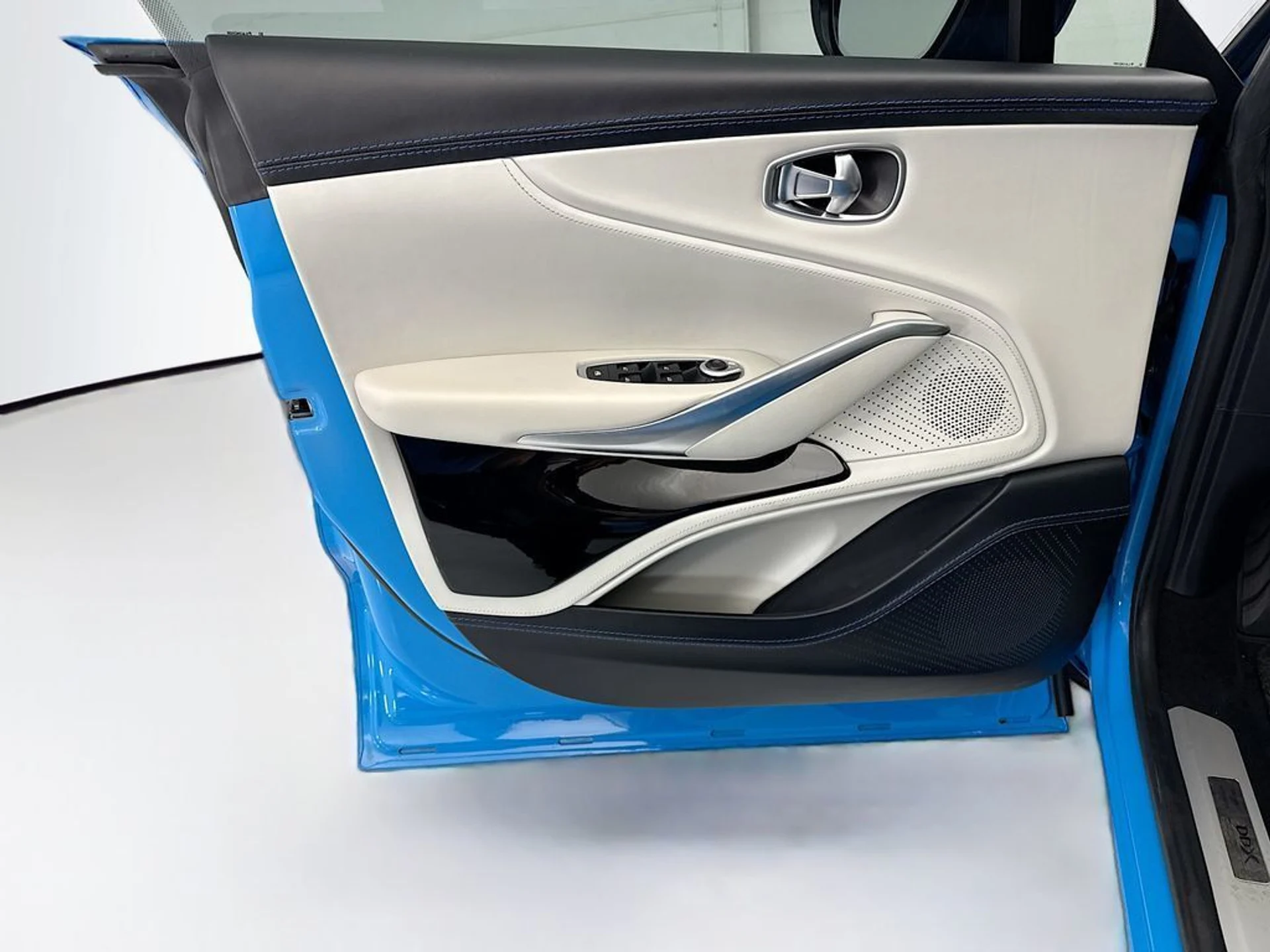 mph022_3661669459_used_2022_aston_martin_dbx_awd_8119_23031859_23_1024_9e34b5e335