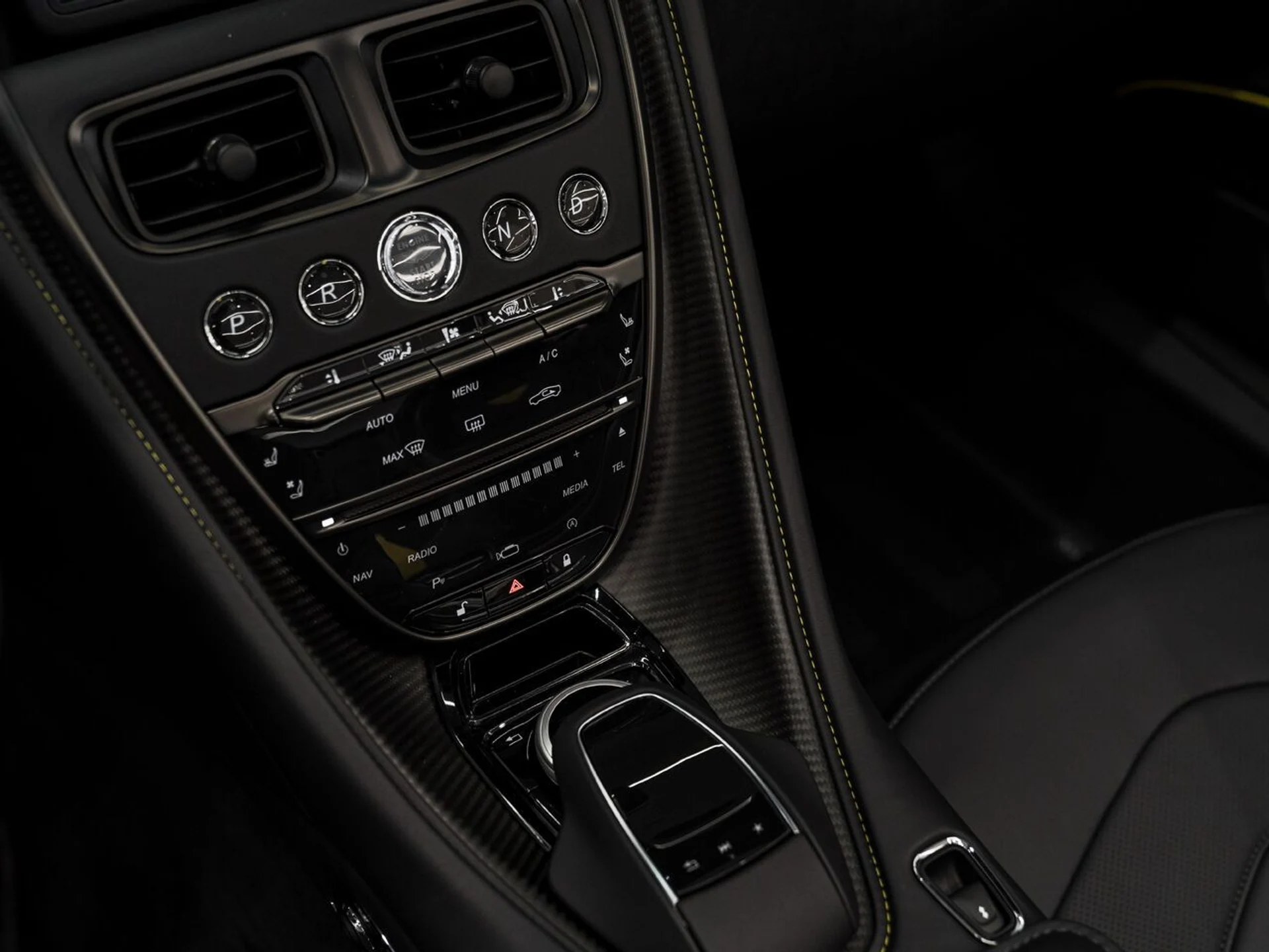 mph022_3668201498_aston_martin_dbs_2023_jpg_v_1758918548_8f6403c275