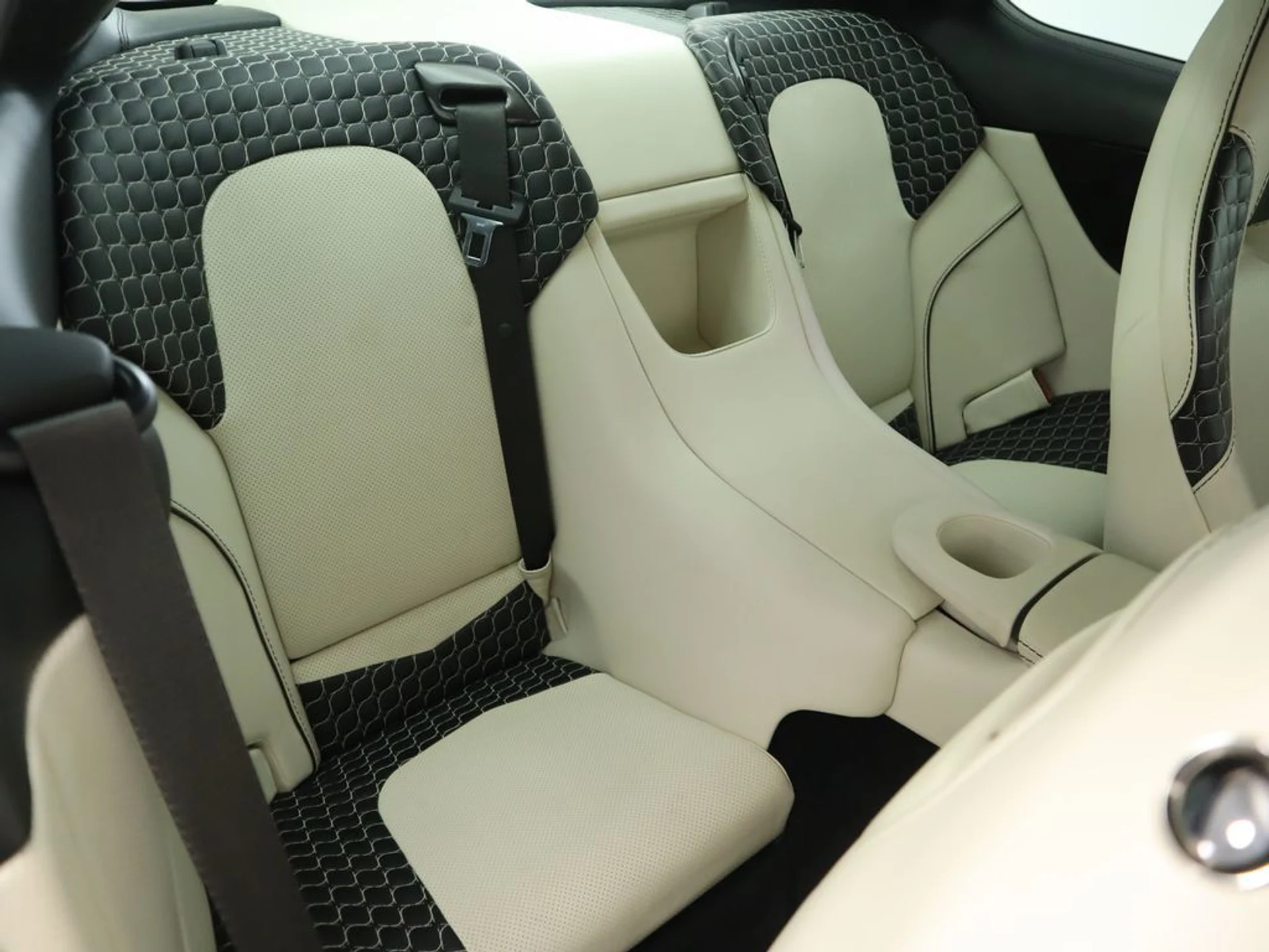 mph022_36732431_used_2015_aston_martin_vanquish_2drcoupe_8119_22944423_23_1024_49f92ce346