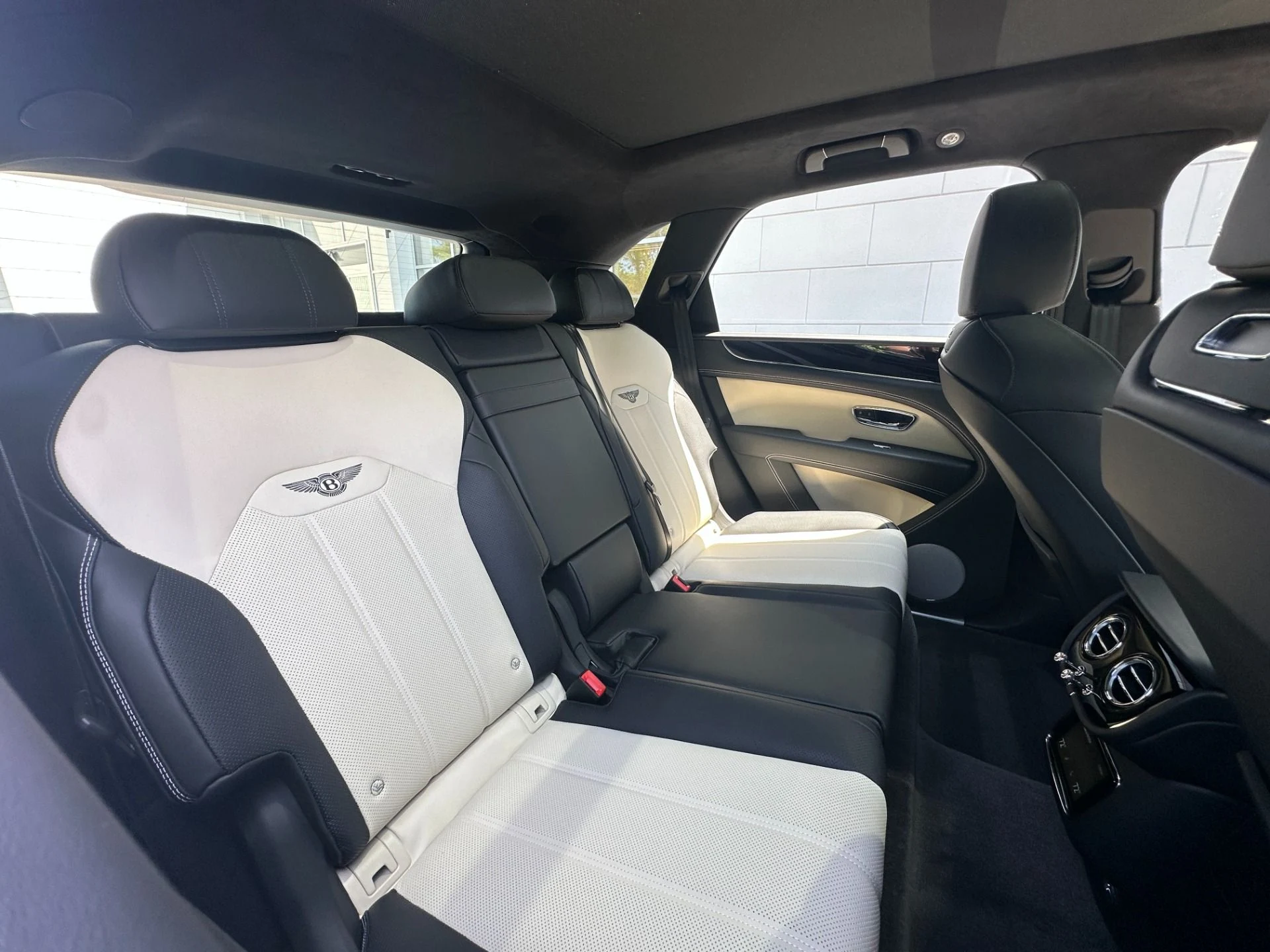 mph022_3684265501_Used_2026_Bentley_Bentayga_V8_1786136342_404e268505
