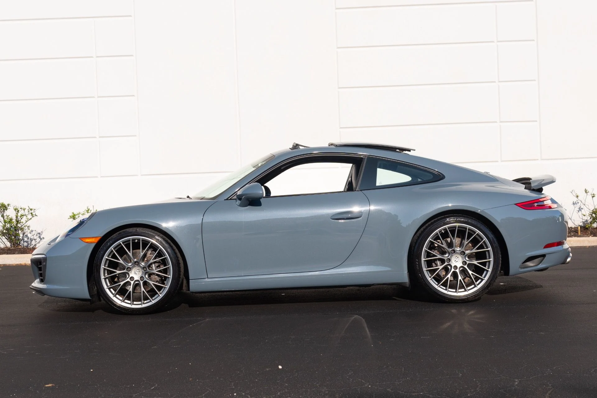 mph022_3706100248_Used_2017_Porsche_911_Carrera_1777686395_6227e8d32b