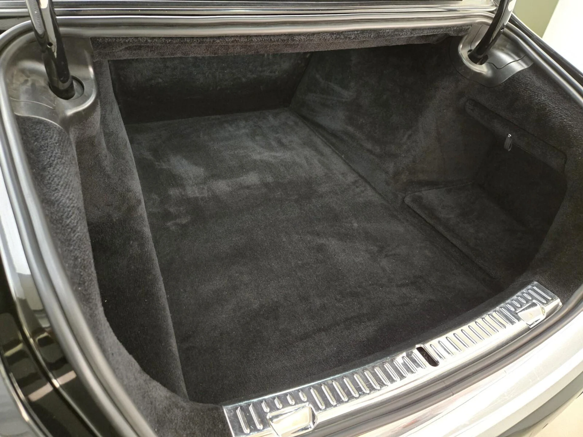 mph022_3724149617_Used_2020_Rolls_Royce_Phantom_1759993950_707f442098