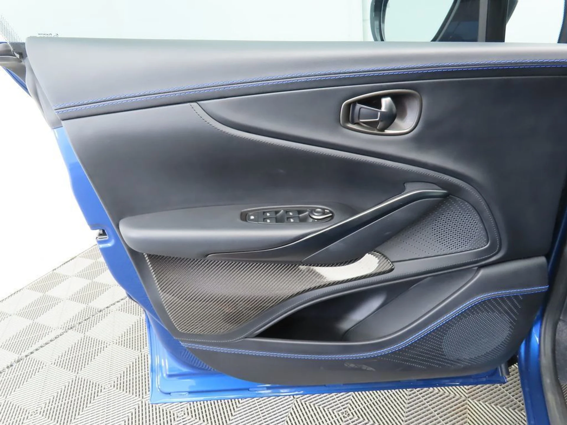 mph022_3725925018_used_2023_aston_martin_dbx_707awd_8119_22979398_23_1024_d8618dab2f