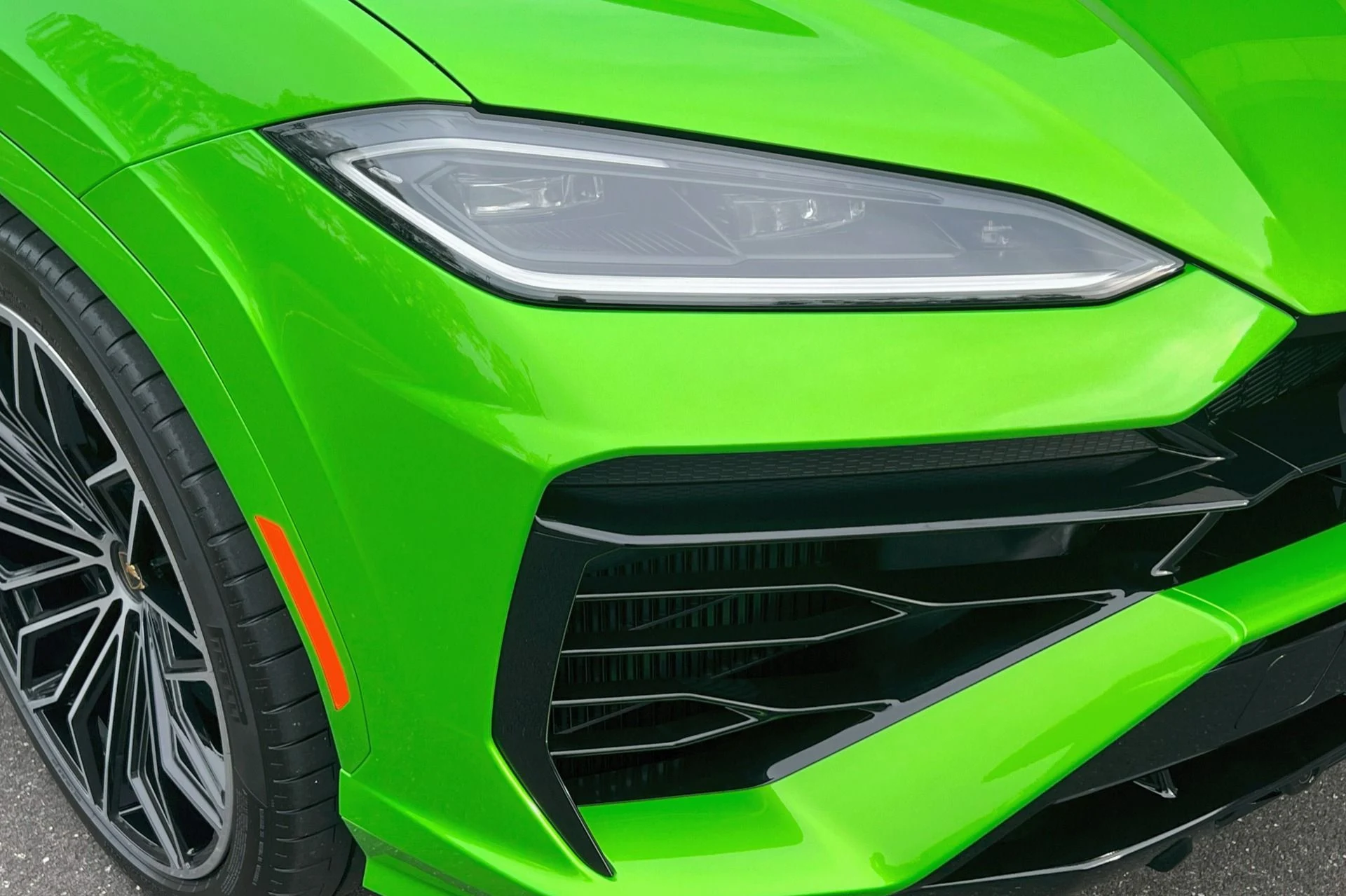 mph022_3732689352_Used_2025_Lamborghini_Urus_SE_1759230512_a71d776fe8