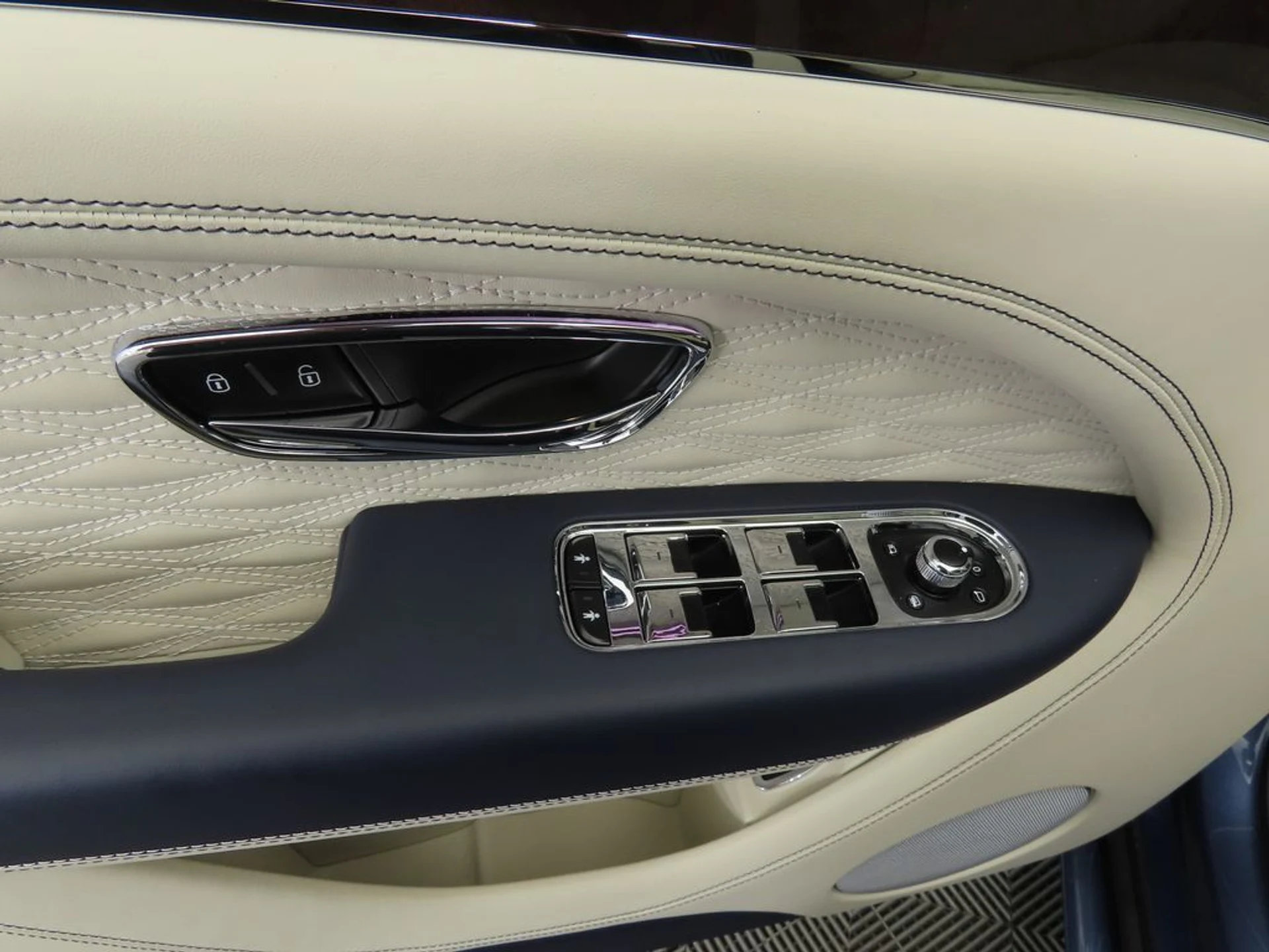 mph022_3741515997_new_2026_bentley_bentayga_8119_22957668_23_1024_2a9776d8ed