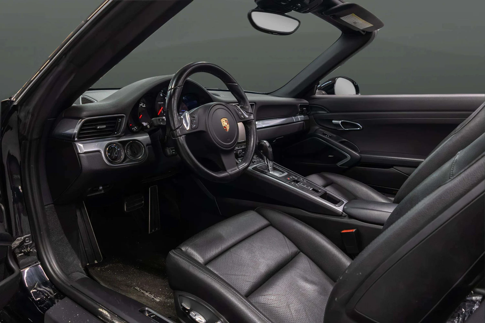 mph022_3745289239_286a4b4f_51d6_4053_9231_568bb2a91337_2_22_Interior_201220_Porsche2091120_Carrera20_Cabriolet2028_WP_0_CA_2_A98_CS_14039029_20_f32754f7bc