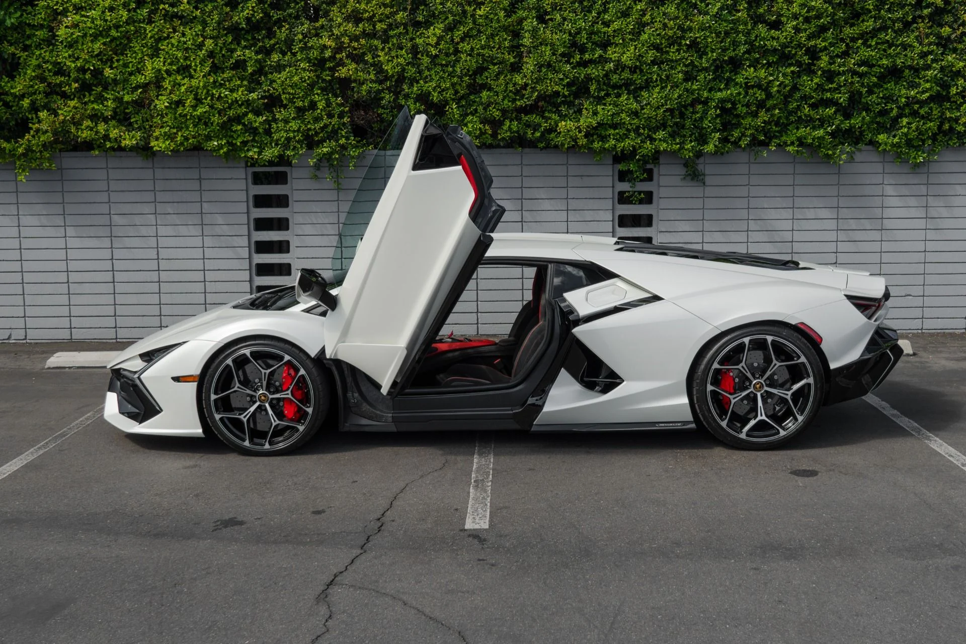 mph022_3775502853_Used_2024_Lamborghini_Revuelto_1759355869_f4f5431190