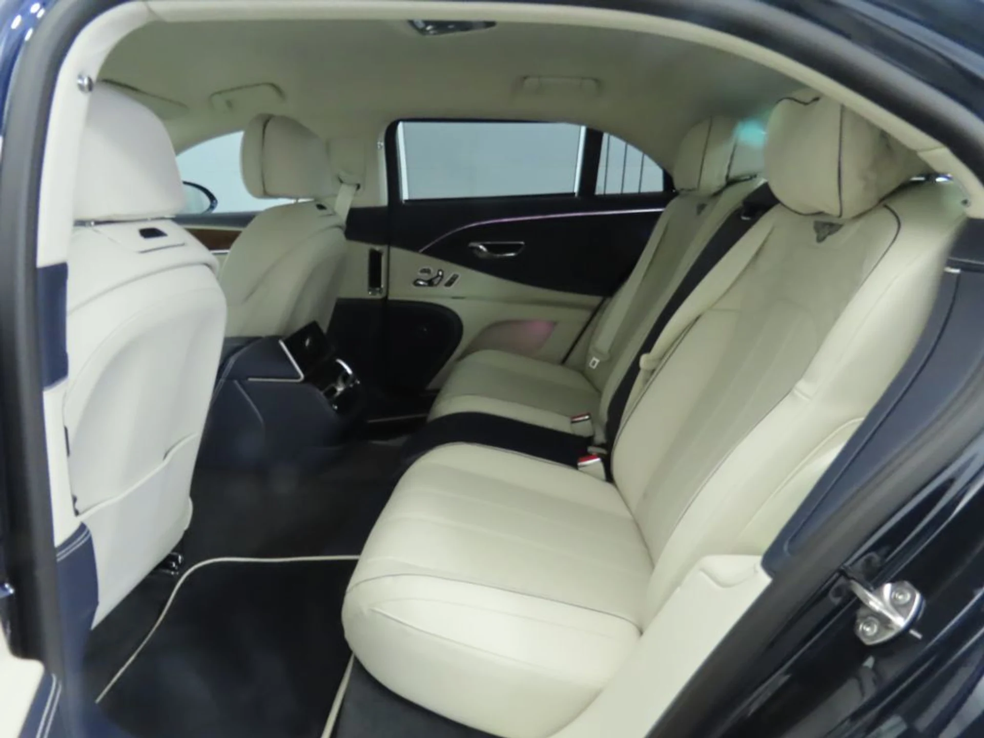mph022_3780514374_new_2025_bentley_flying_spur_speedsedan_8119_22891451_23_1024_2eae8edce9