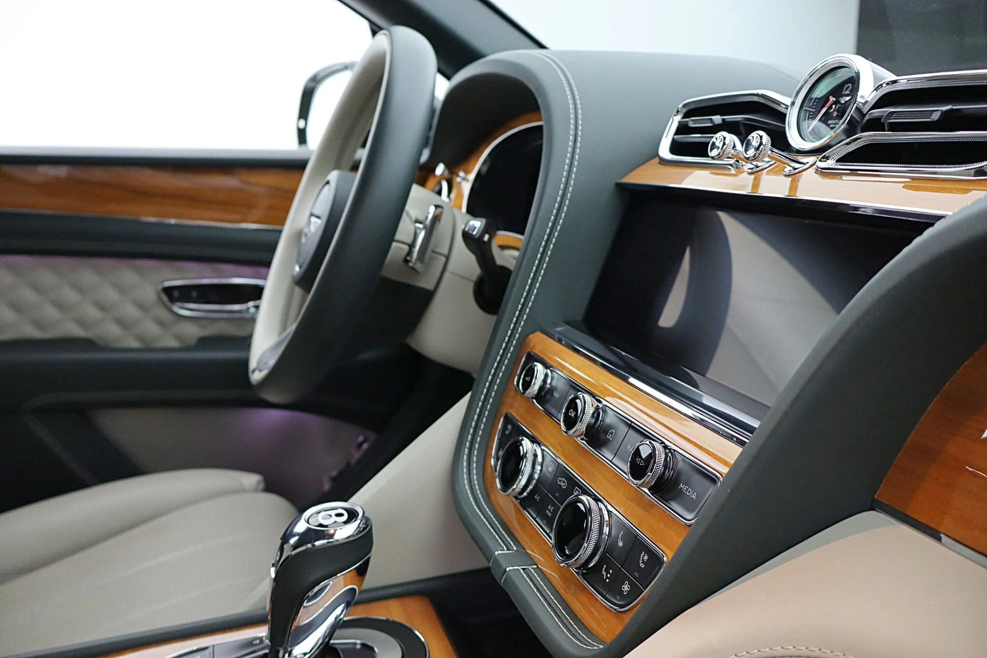 mph022_3790502707_Used_2023_Bentley_Bentayga_Azure_V8_5a13b9a187