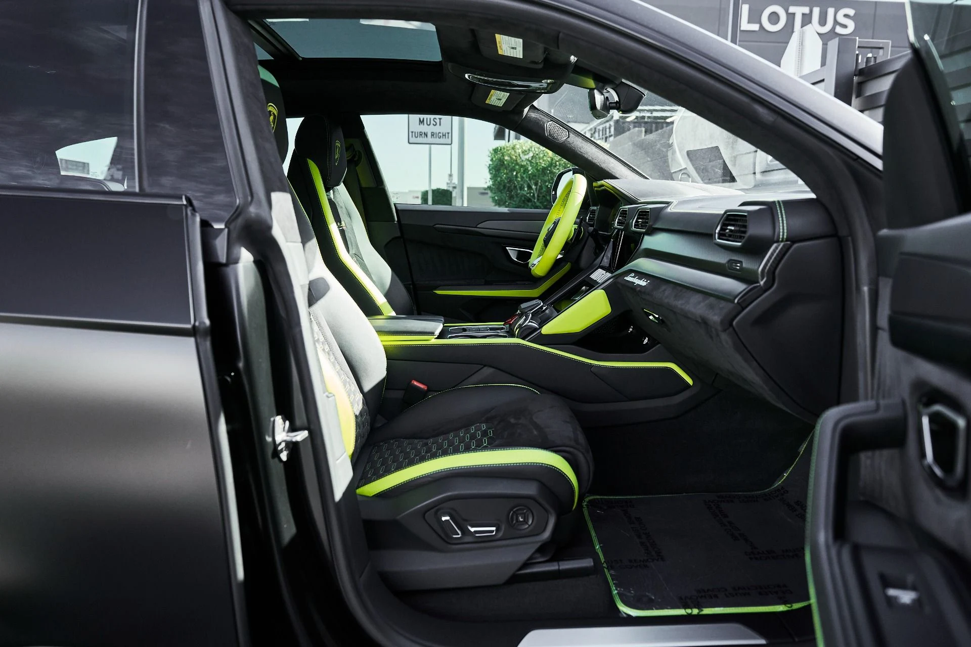 mph022_3822052310_Used_2022_Lamborghini_Urus_1774548581_11481523ae