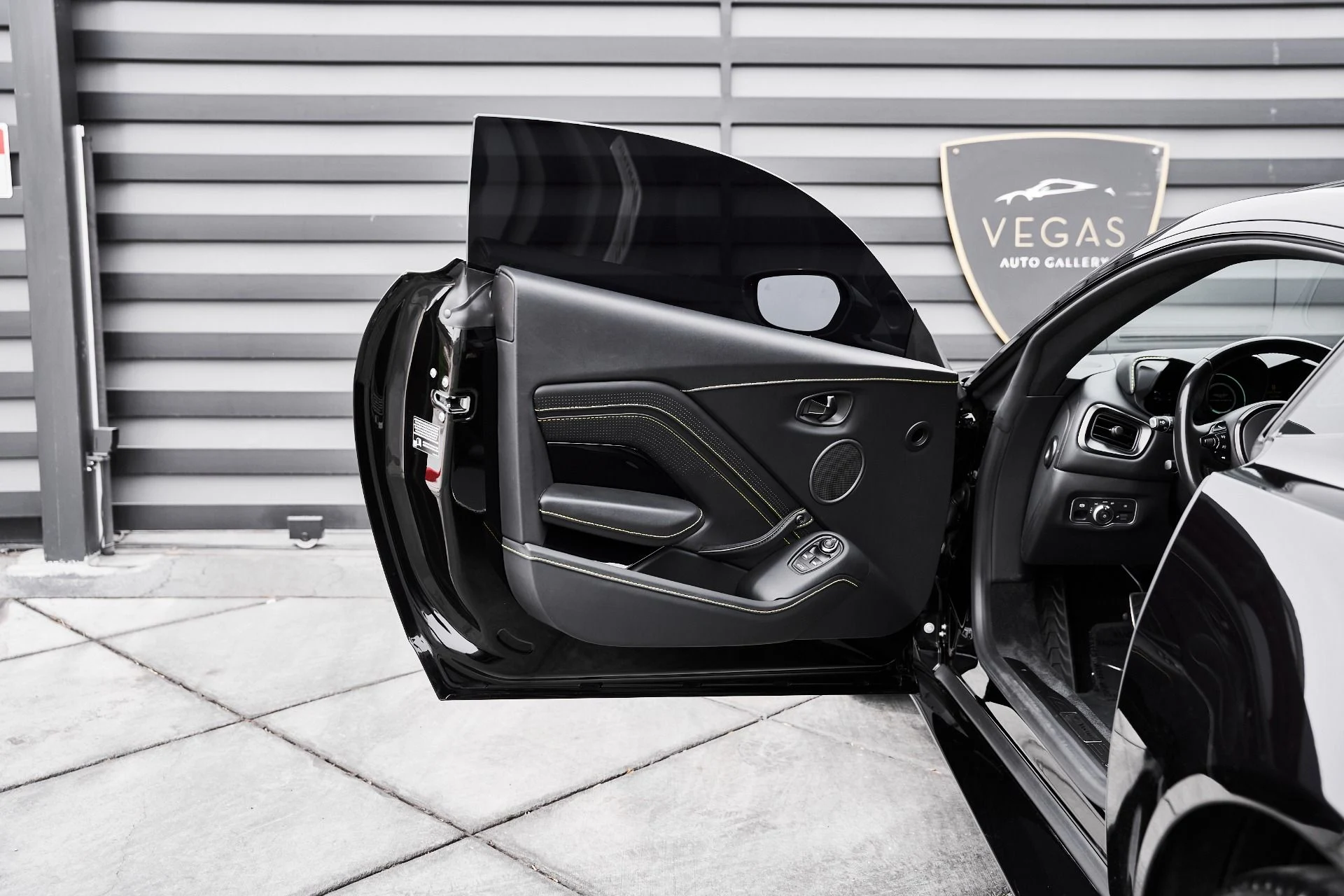 mph022_3822124505_Used_2023_Aston_Martin_Vantage_1775333319_4d37230667