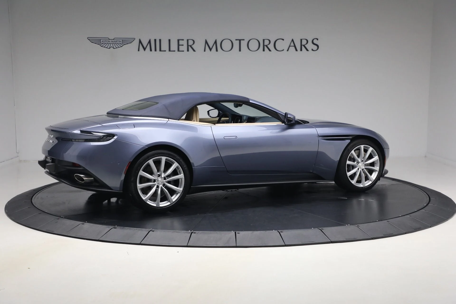 mph022_3876697992_Used_2022_Aston_Martin_DB_11_Volante_1787336411_061a788d60