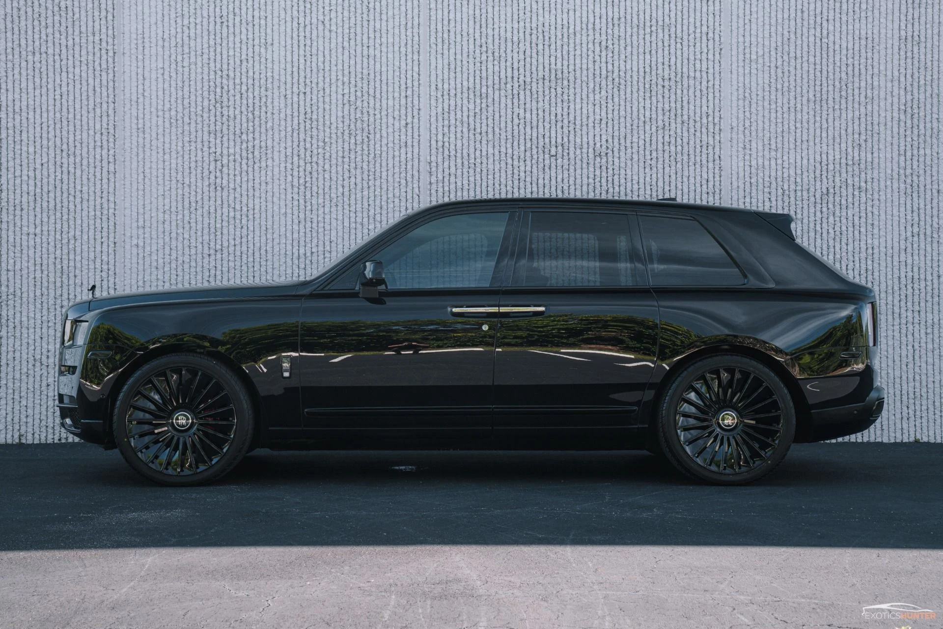 mph022_3889645515_Used_2020_Rolls_Royce_Black_Badge_Cullinan_w_Starlight_Rear_Picnic_Seating_on_Forged_Wheels_1756241071_0ca71a4a22