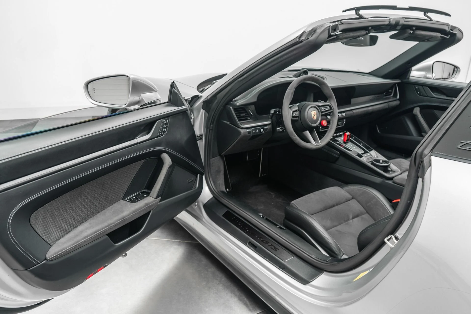 mph022_3895951132_Used_2025_Porsche_911_Targa_4_GTS_1783373195_0c34b53ed7