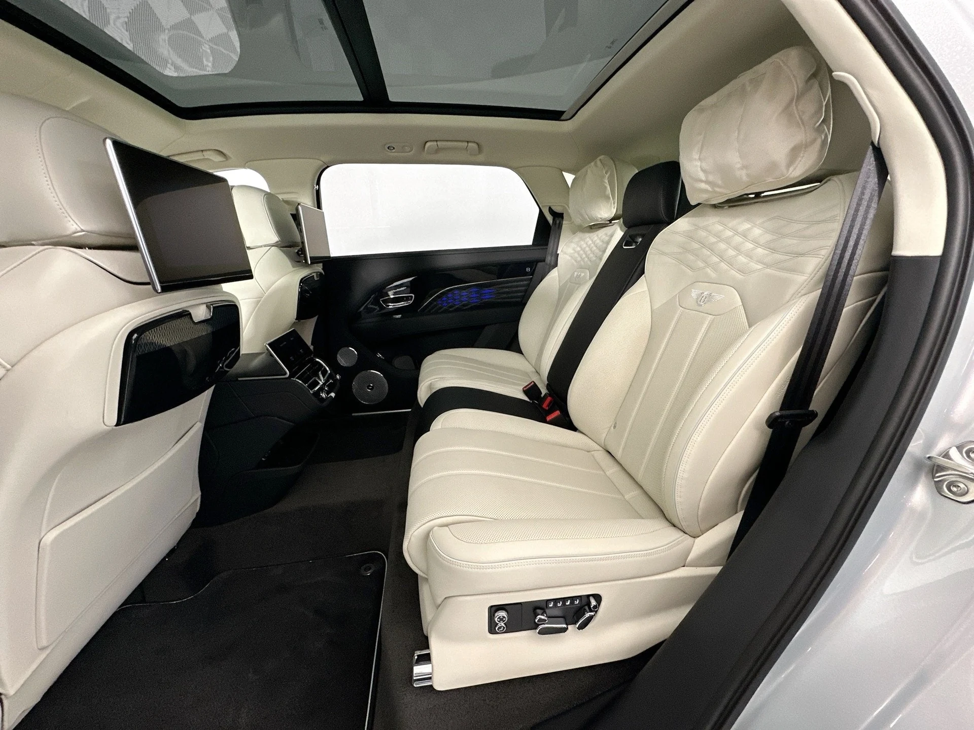 mph022_3896917977_23_4db3040259