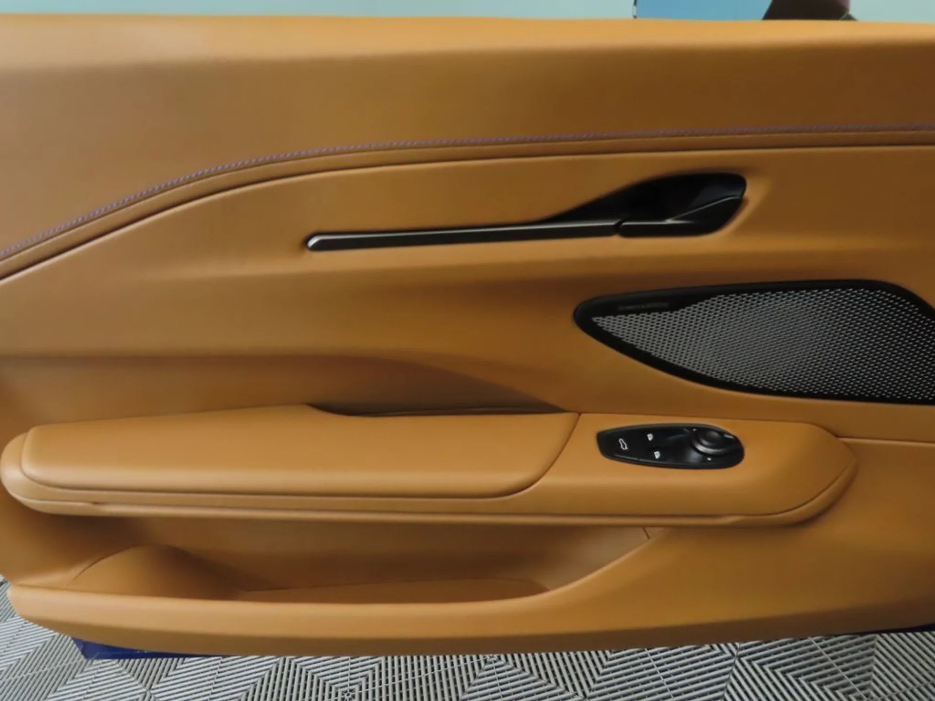 mph022_390473117_used_2025_aston_martin_vantage_coupe_8119_22982466_23_1024_fd85f189c6