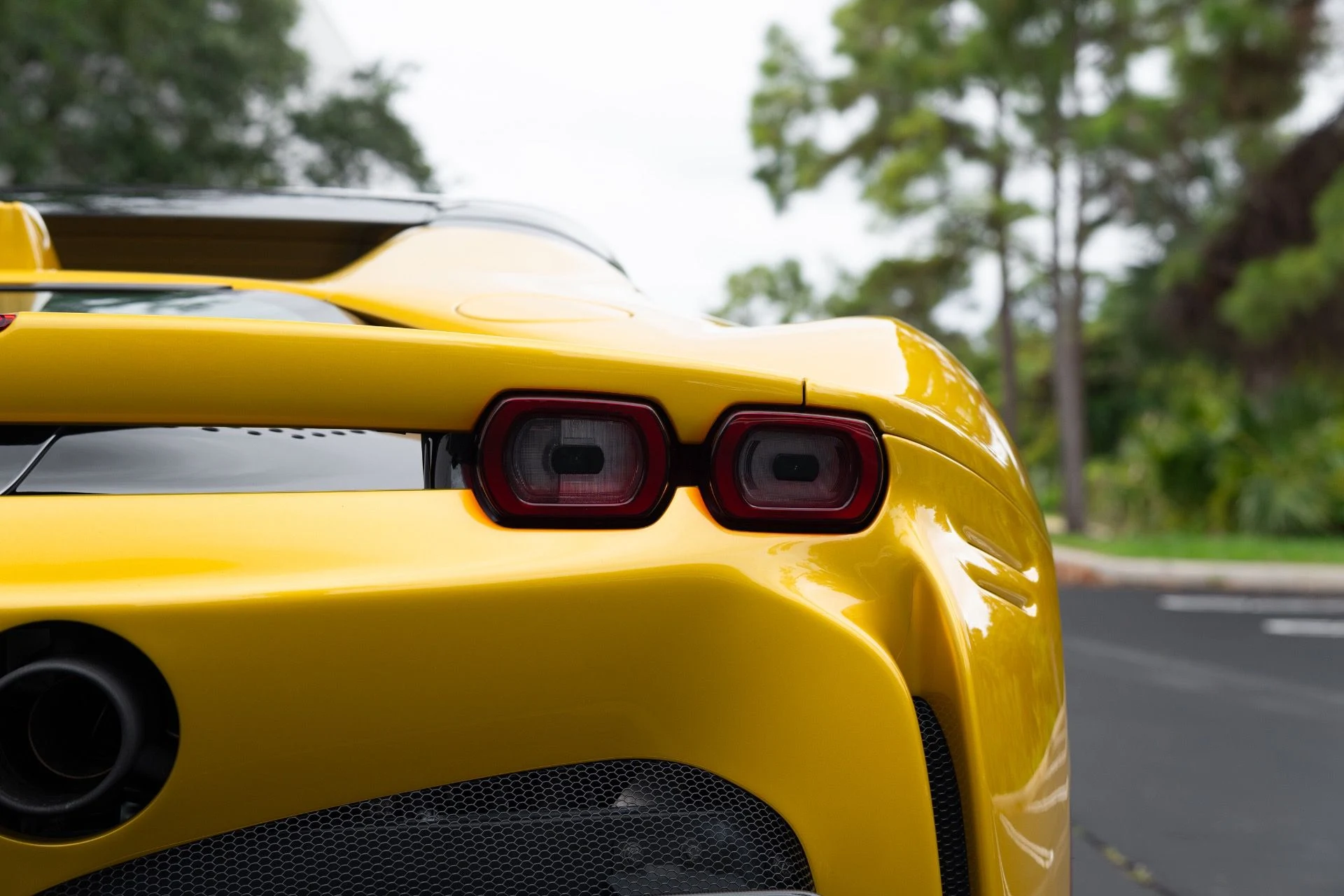 mph022_3913930620_Used_2022_Ferrari_SF_90_Spider_1775626389_000358be84