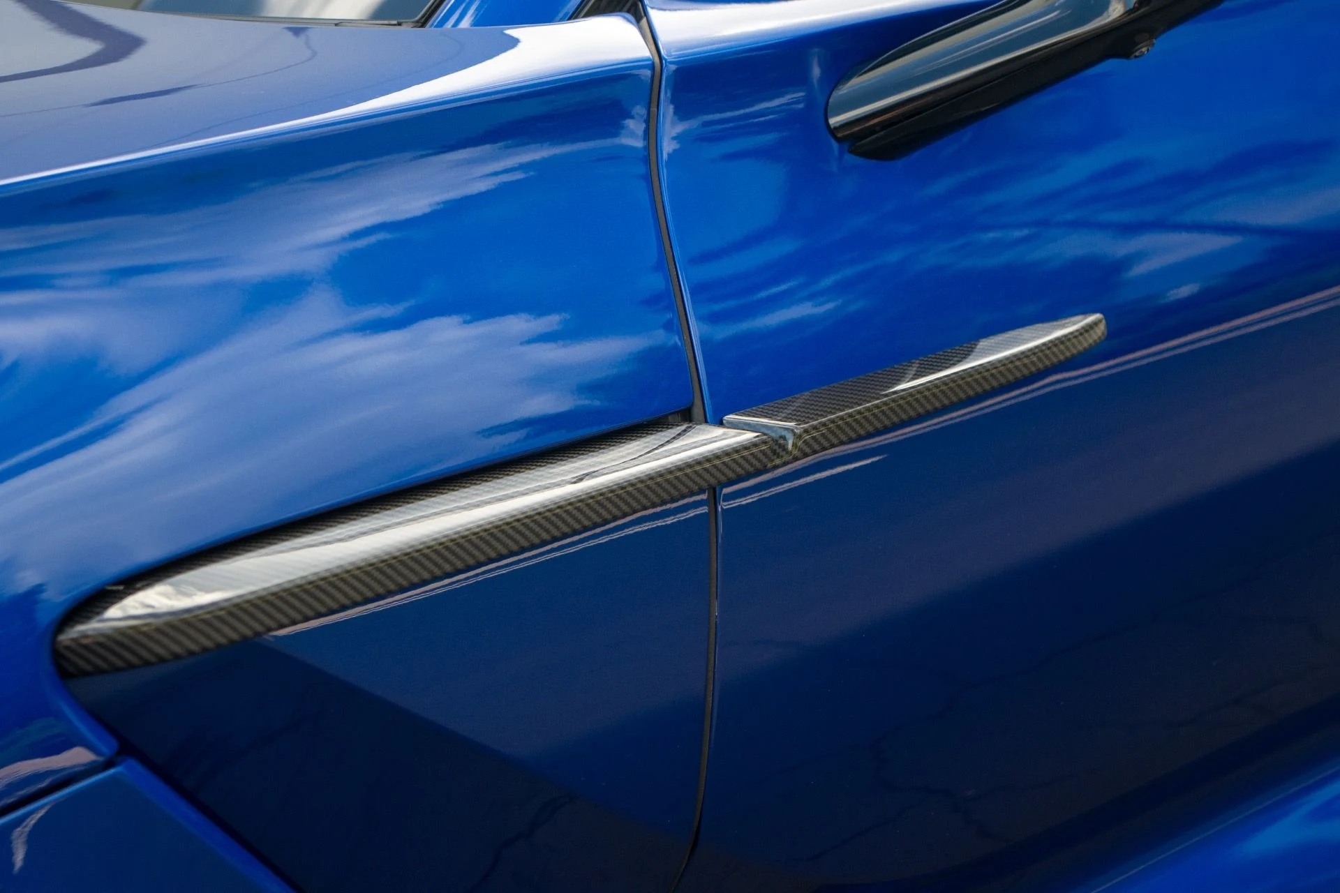 mph022_392436797_Used_2025_Aston_Martin_DBX_707_1764700714_0489a5244c