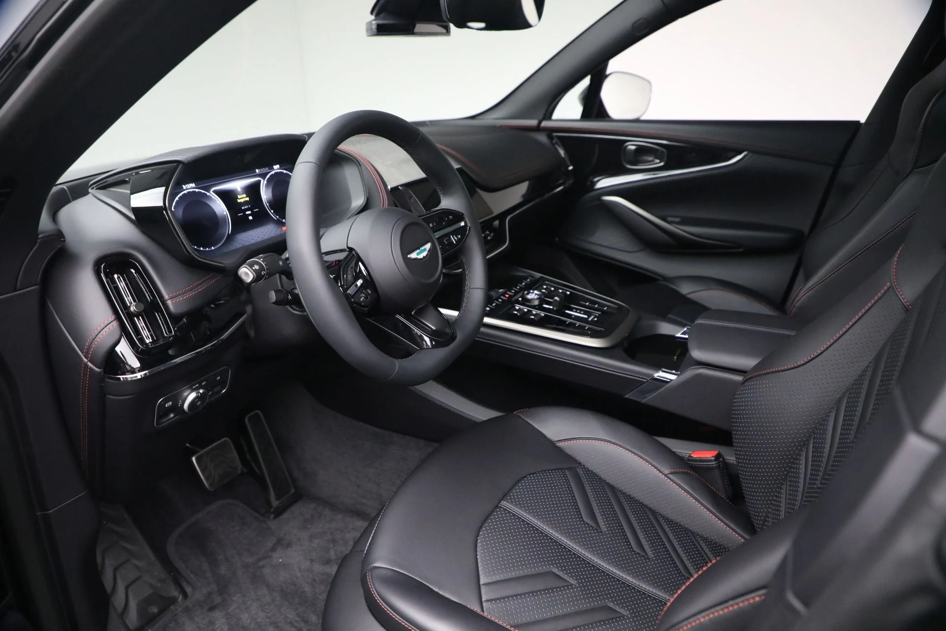 mph022_393449654_New_2026_Aston_Martin_DBX_S_1775590540_2a5d5f8d8b